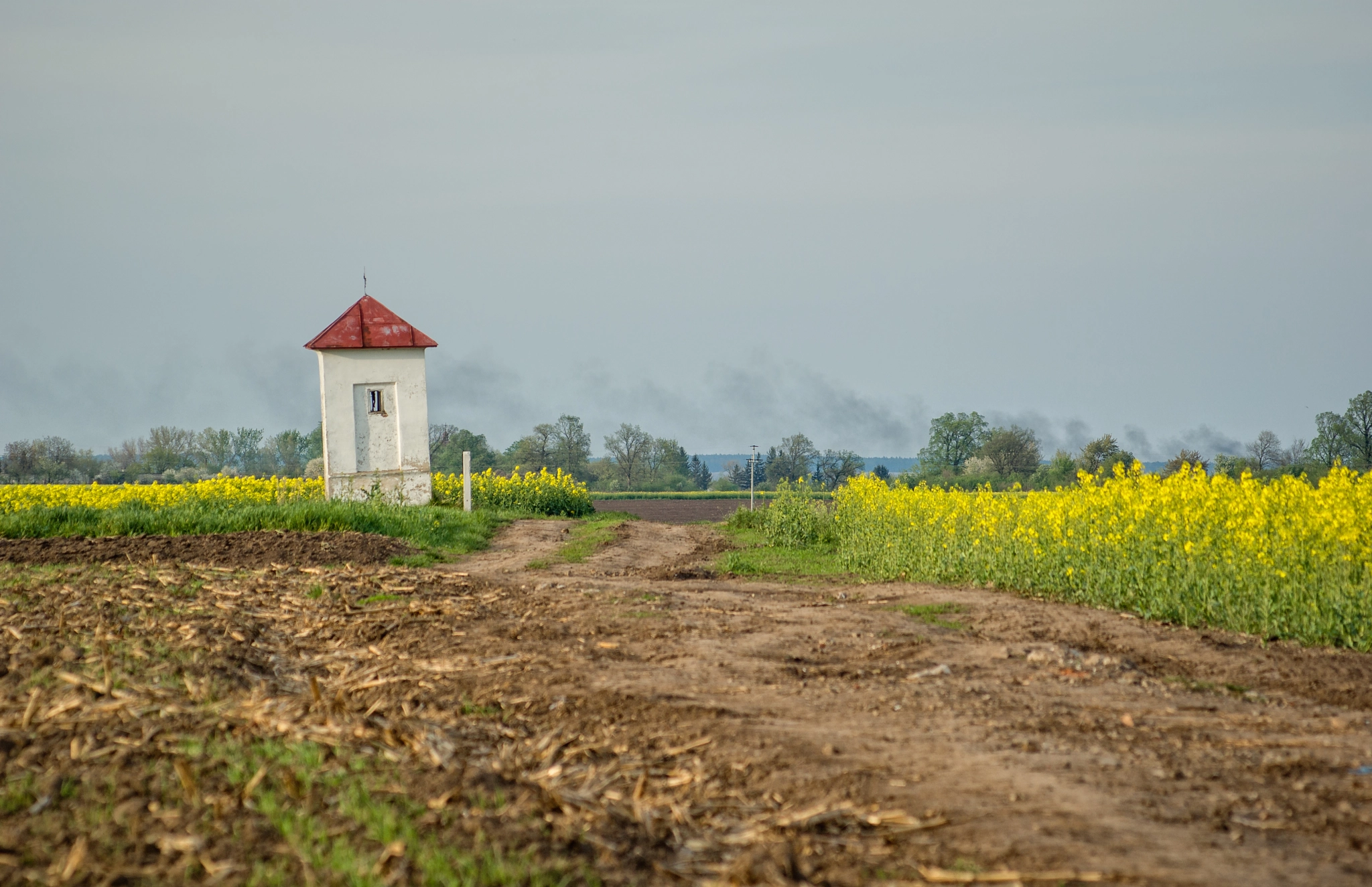 Pentax K10D sample photo. Chapel among fields photography