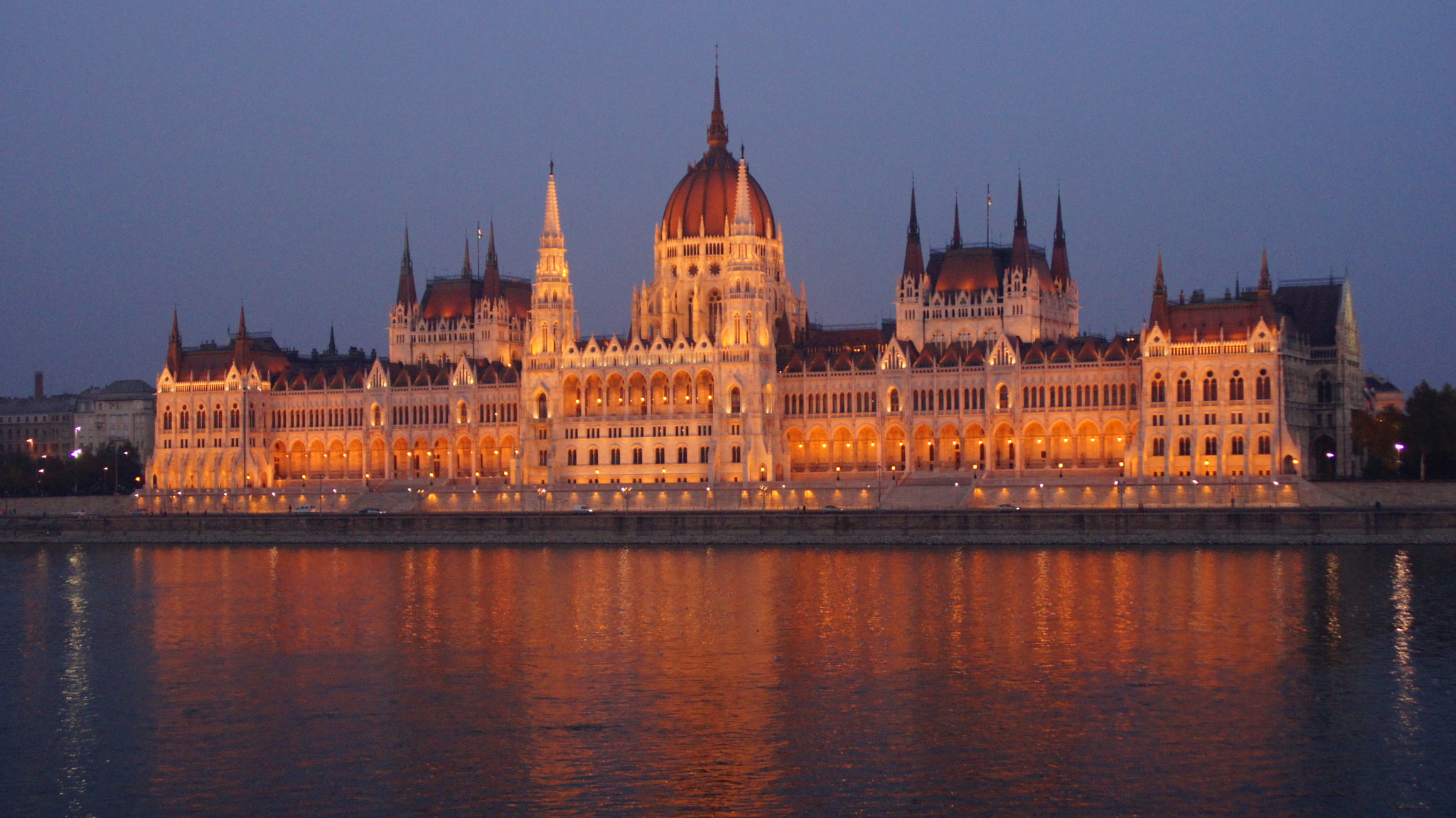 Sony Alpha DSLR-A500 + Sigma 18-200mm F3.5-6.3 DC sample photo. Budapest parlaiment, hungary photography