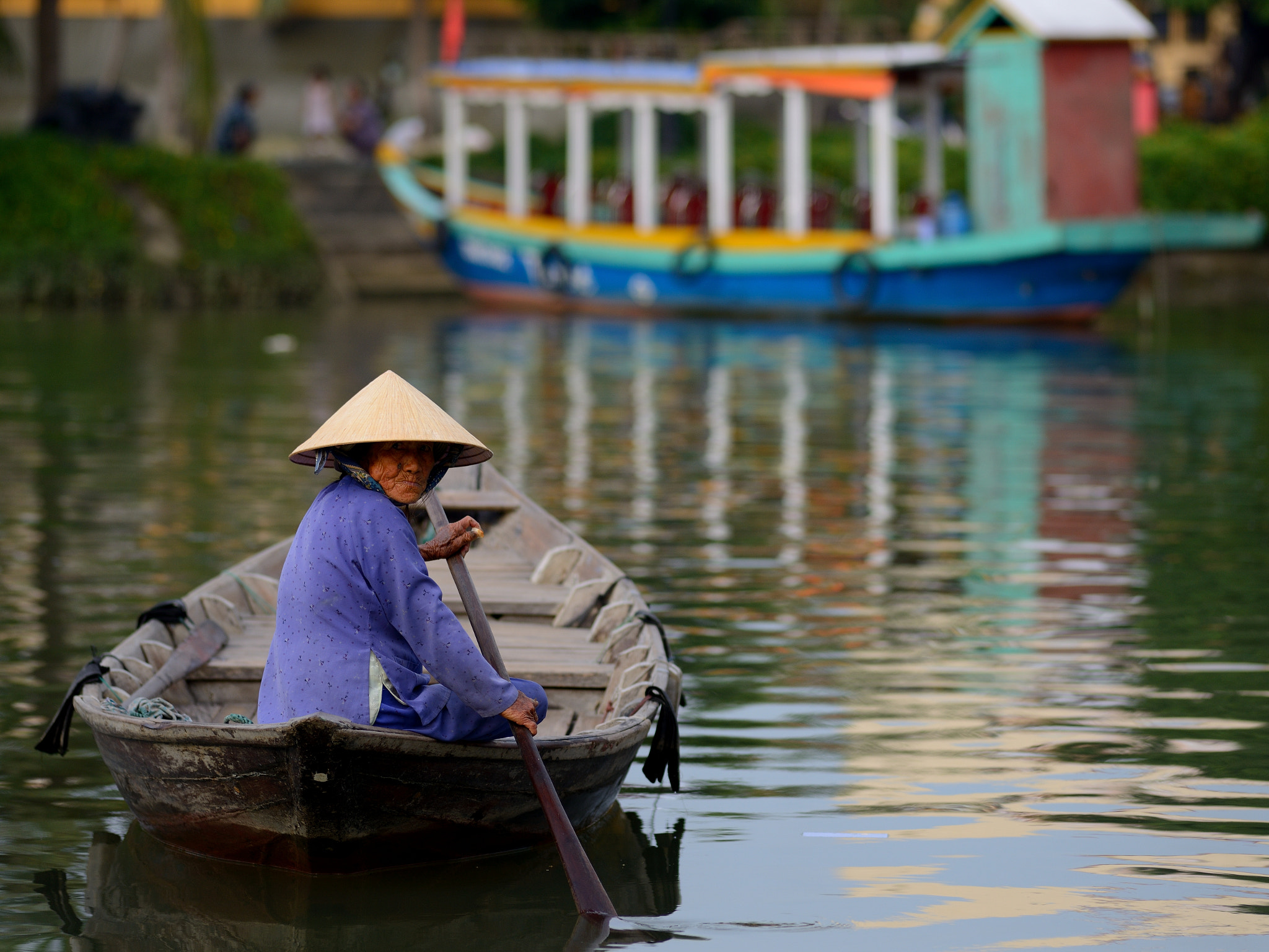 Nikon D600 + Nikon AF Nikkor 180mm F2.8D ED-IF sample photo. Boat lady photography