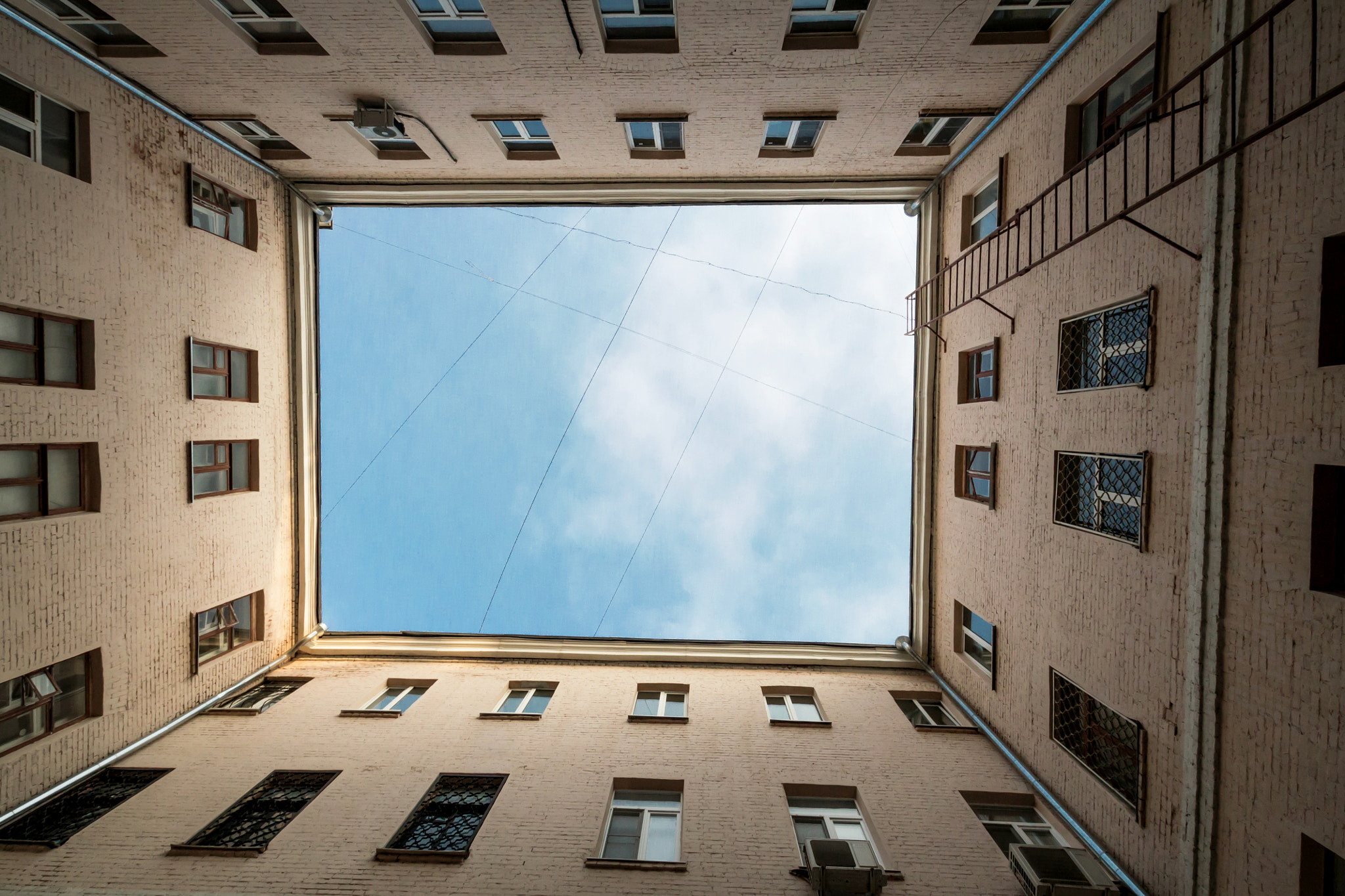 Sigma 10-20mm F3.5 EX DC HSM sample photo. Courtyard moscow photography