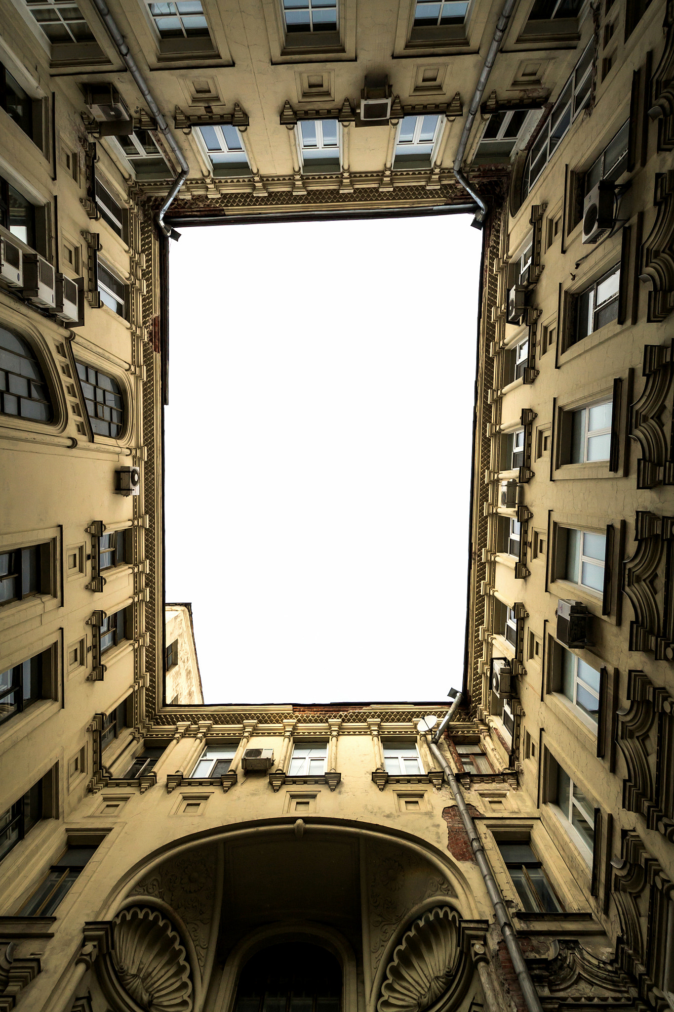 Sigma 10-20mm F3.5 EX DC HSM sample photo. Courtyard moscow photography