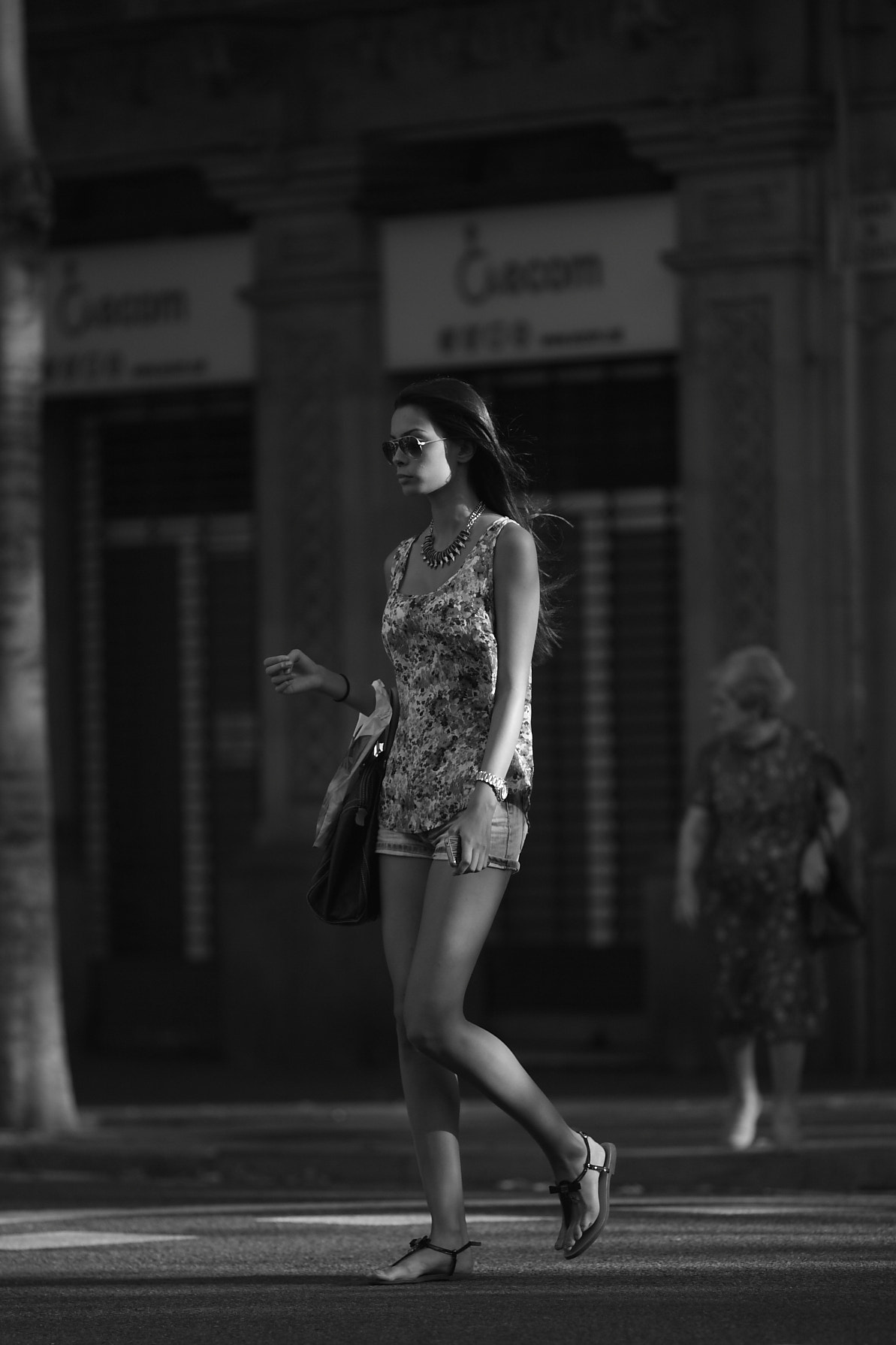 Canon EOS 40D + Canon EF 135mm F2L USM sample photo. Gente en la calle photography