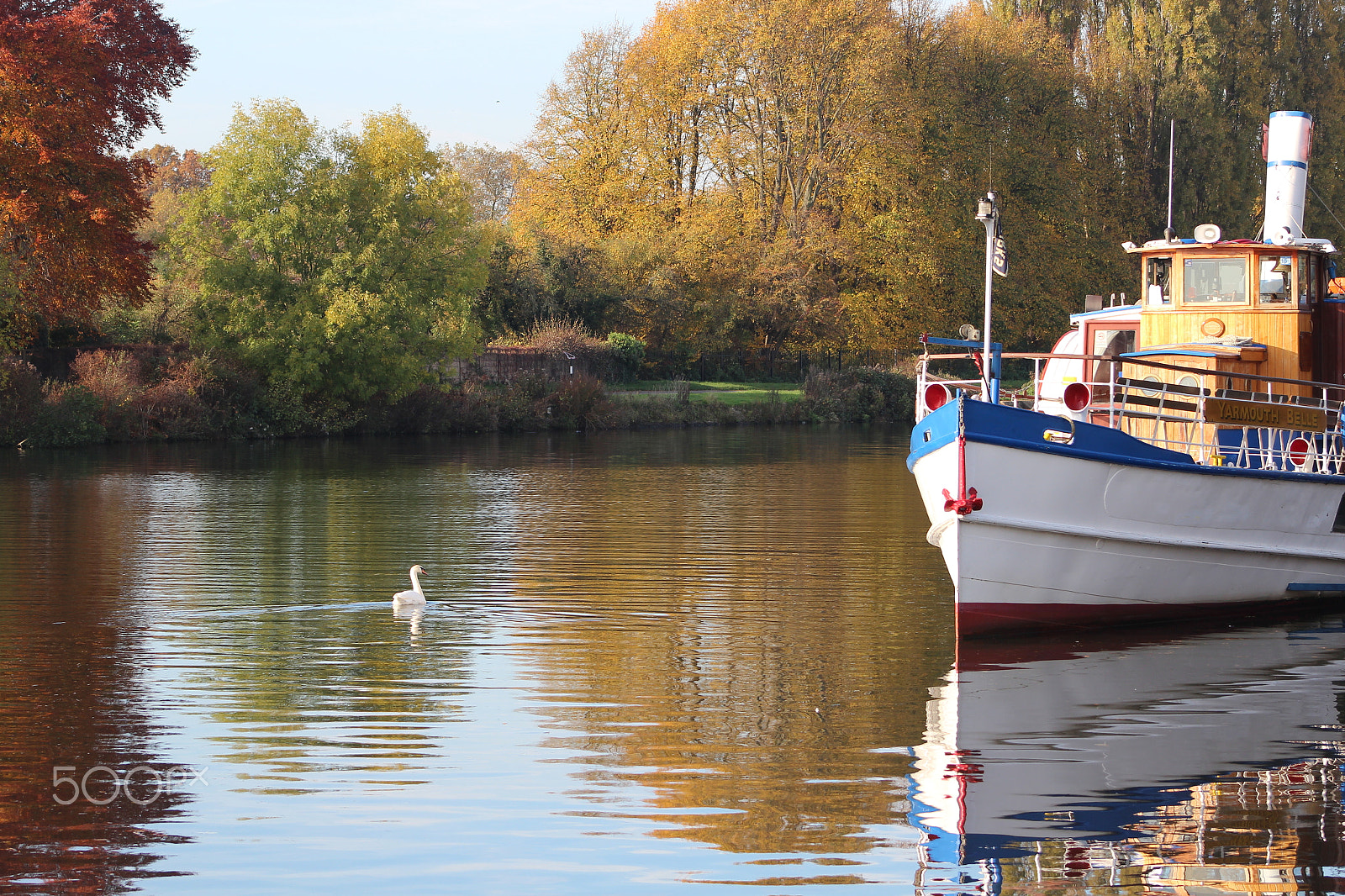 Canon EOS 600D (Rebel EOS T3i / EOS Kiss X5) + EF75-300mm f/4-5.6 sample photo. Autumn in kingston upon thames photography