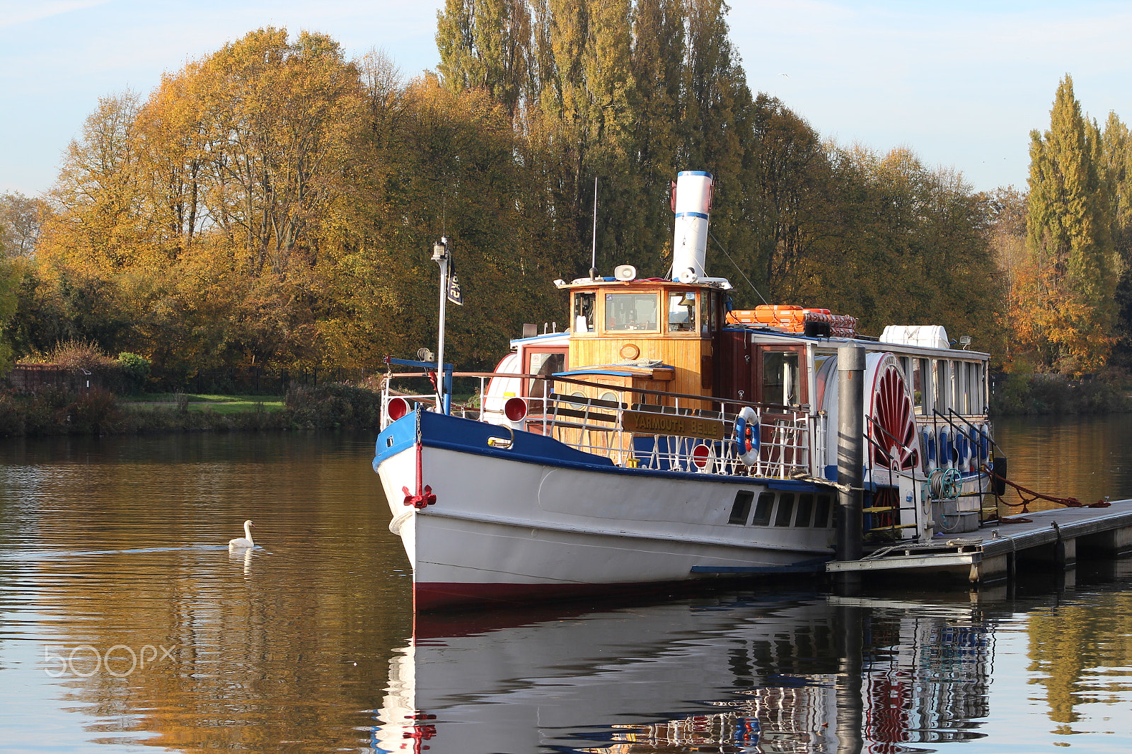 Canon EOS 600D (Rebel EOS T3i / EOS Kiss X5) + EF75-300mm f/4-5.6 sample photo. Autumn in kingston upon thames photography