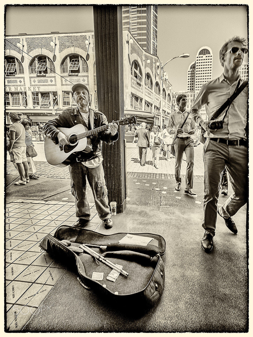 Sony Alpha NEX-6 + Sony E 10-18mm F4 OSS sample photo. Fish market singer photography