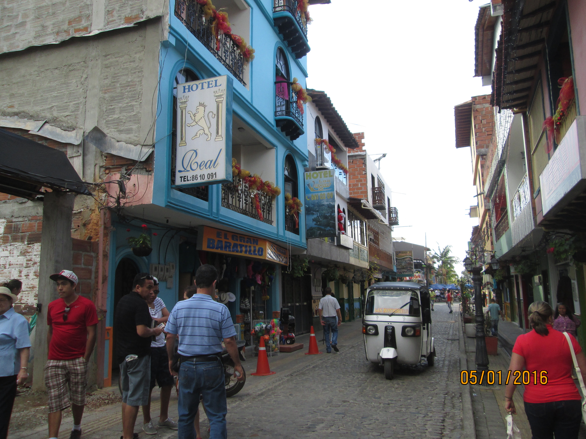 Canon POWERSHOT A2600 sample photo. El pueblo de los zocalos: guatape photography