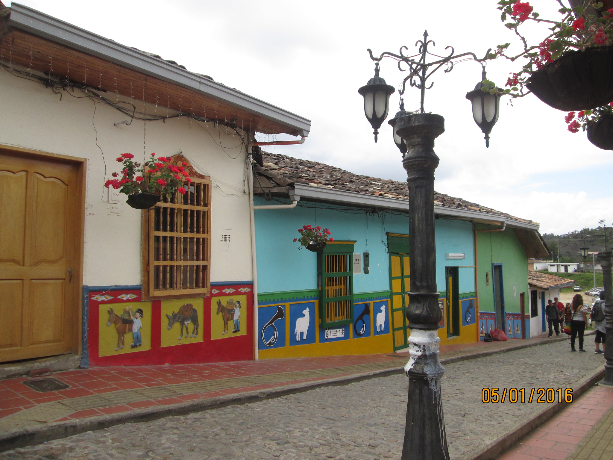 Canon POWERSHOT A2600 sample photo. El pueblo de los zocalos: guatape photography