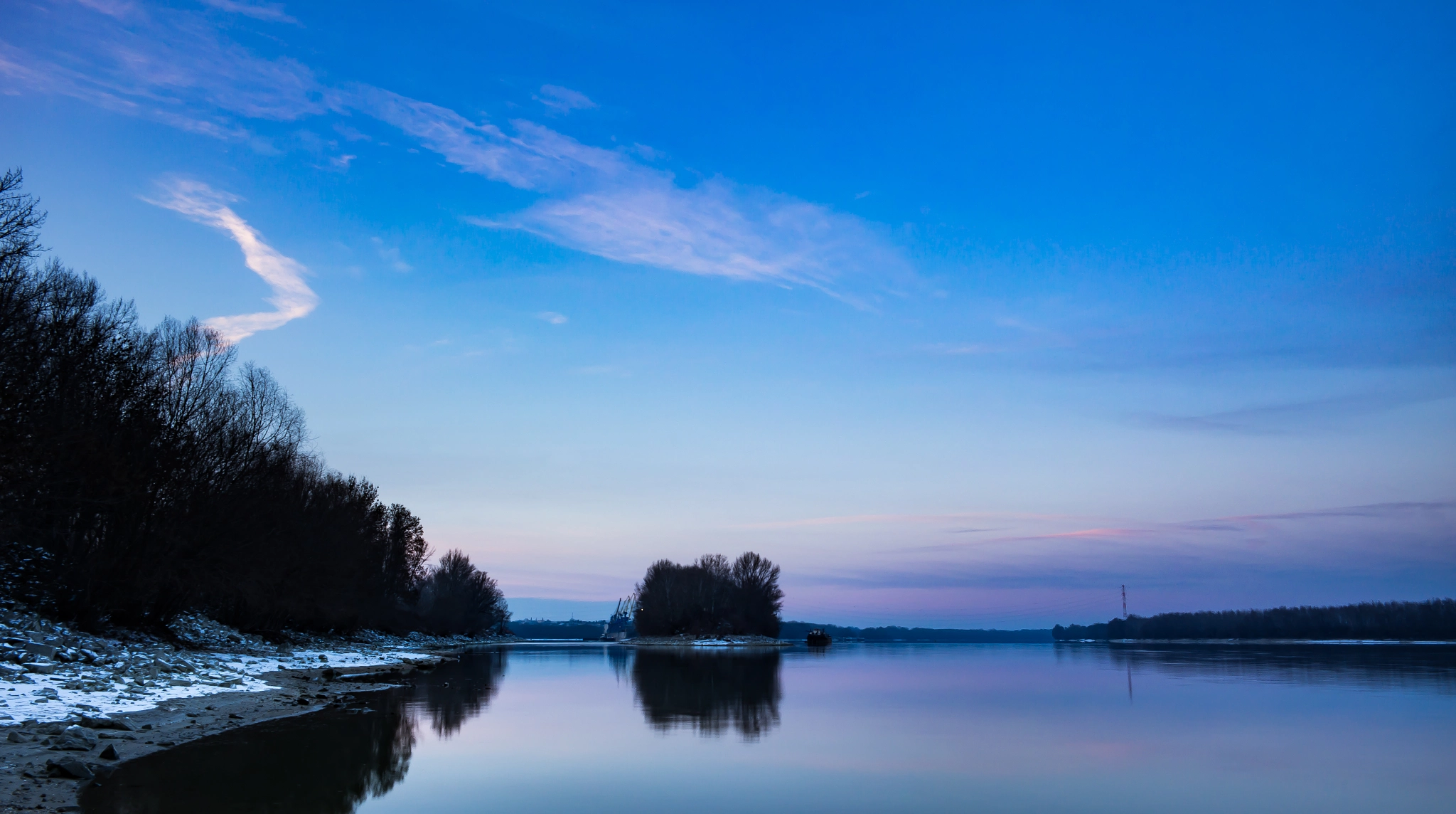 Samsung NX30 + Samsung NX 16mm F2.4 Pancake sample photo. Calm river photography