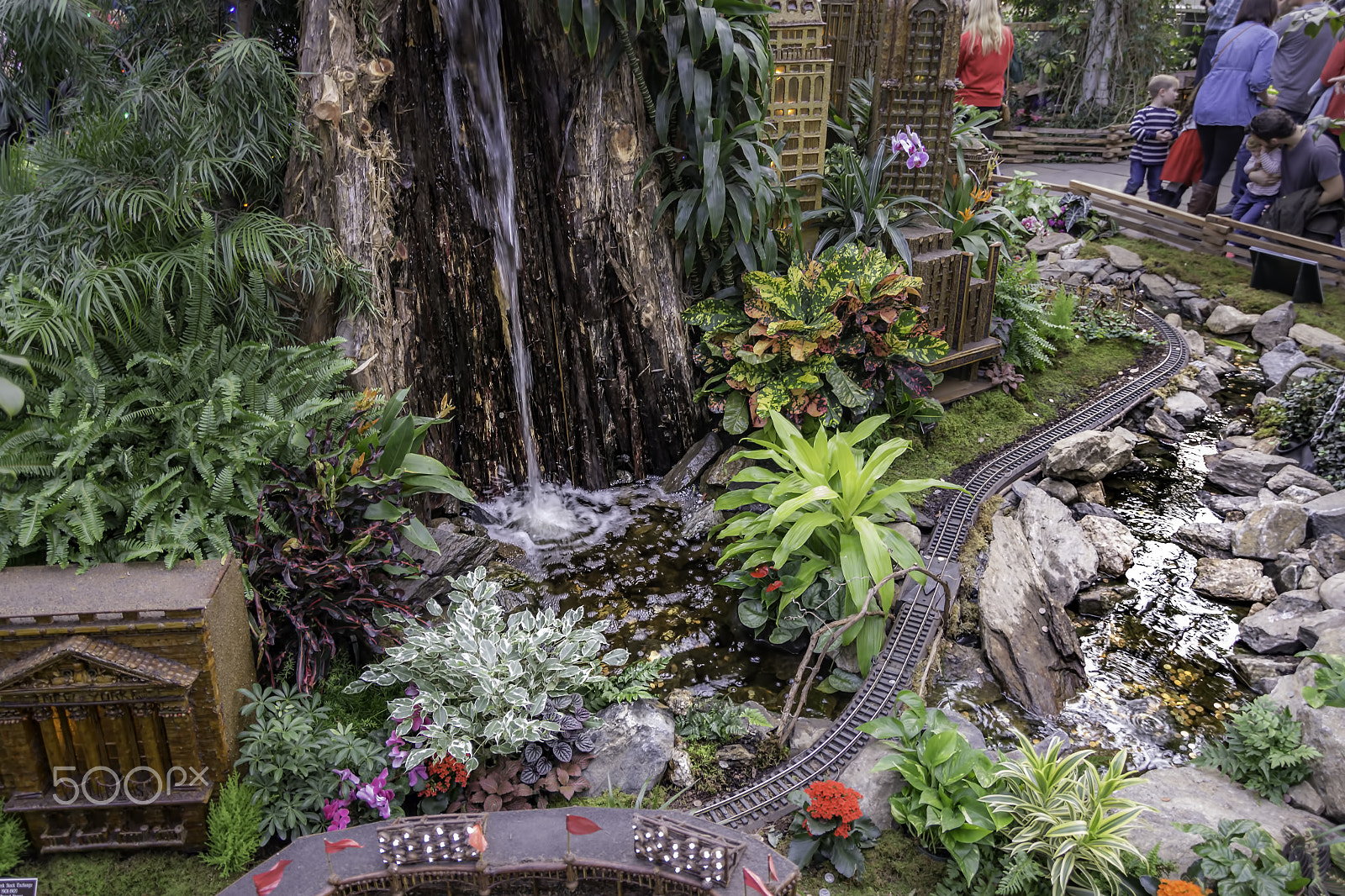 Canon EOS 1200D (EOS Rebel T5 / EOS Kiss X70 / EOS Hi) sample photo. Holiday train show miniature landscape photography