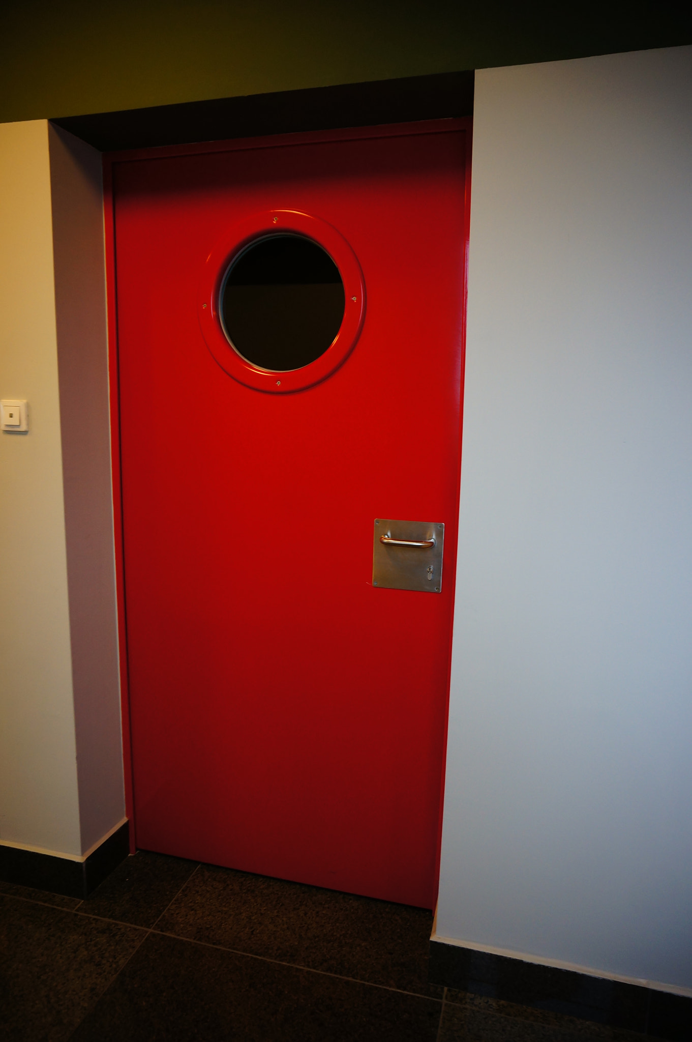 Sony E 16-50mm F3.5-5.6 PZ OSS sample photo. Red door photography