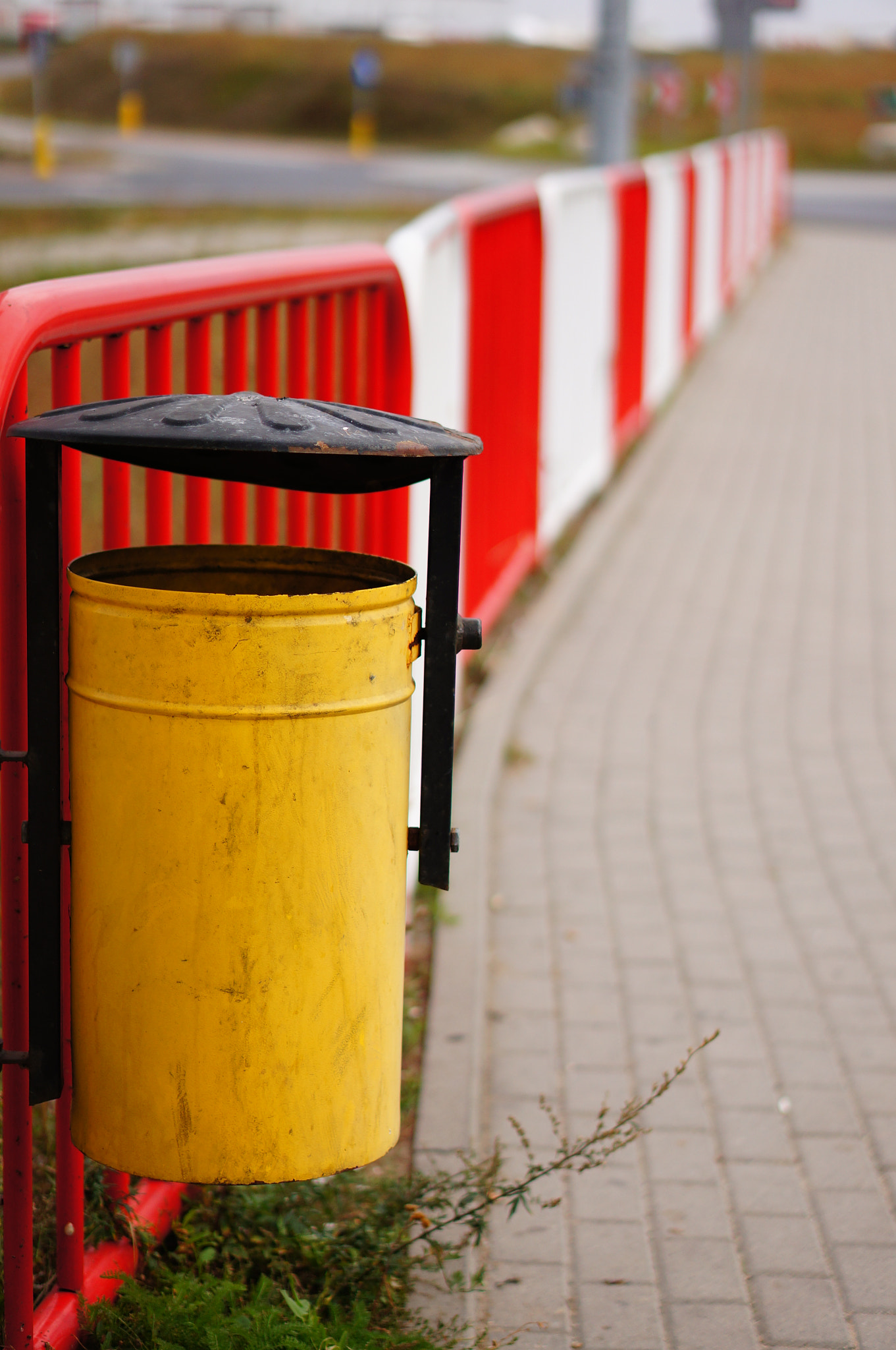 Sony Alpha NEX-5N + Sony E 50mm F1.8 OSS sample photo. Yellow trash bin photography