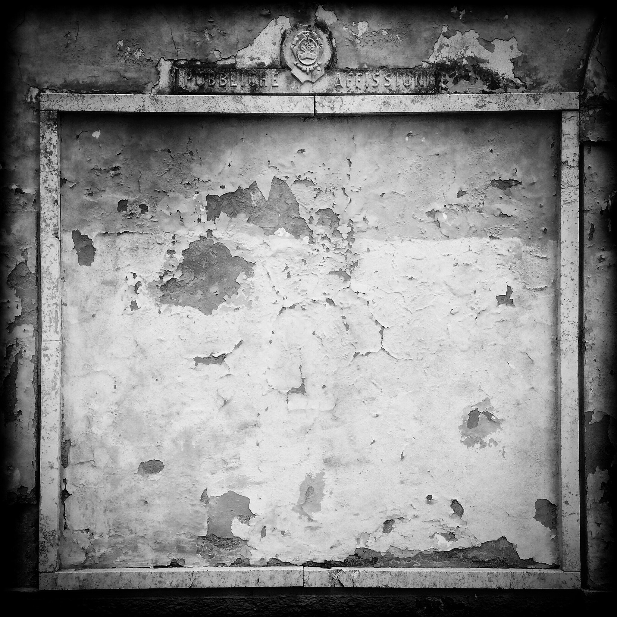 Hipstamatic 305 sample photo. Frame in frame photography
