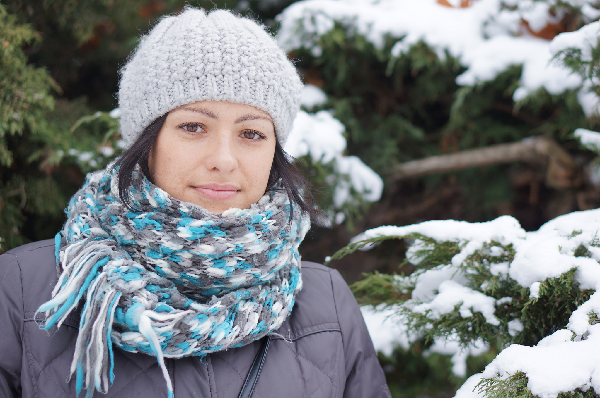 Sony Alpha NEX-5N + Sony E 50mm F1.8 OSS sample photo. Woman wearing winter clothes photography