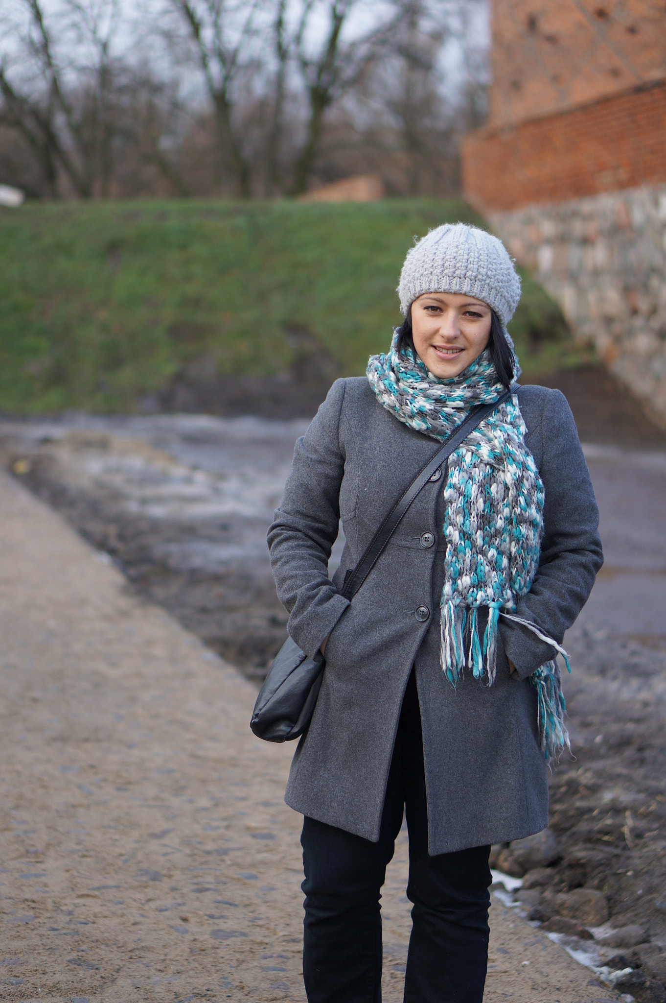 Sony Alpha NEX-5N + Sony E 50mm F1.8 OSS sample photo. Woman with winter hat photography