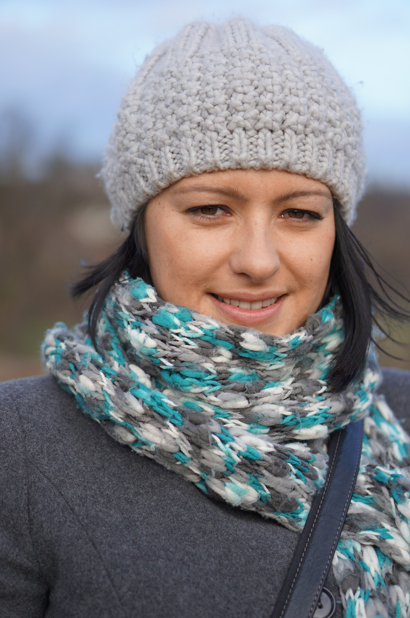 Sony Alpha NEX-5N + Sony E 50mm F1.8 OSS sample photo. Woman with winter hat photography