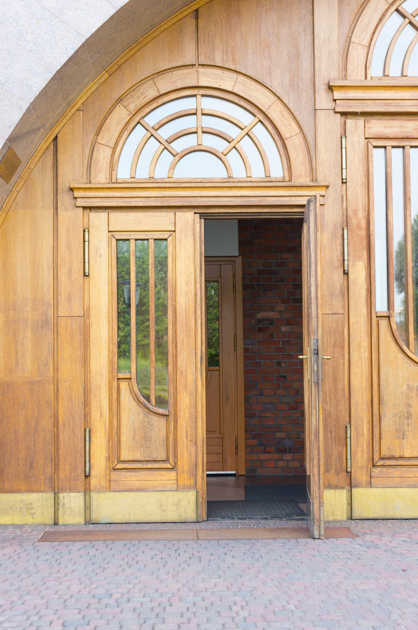 Sony E 16-50mm F3.5-5.6 PZ OSS sample photo. Building entrance photography