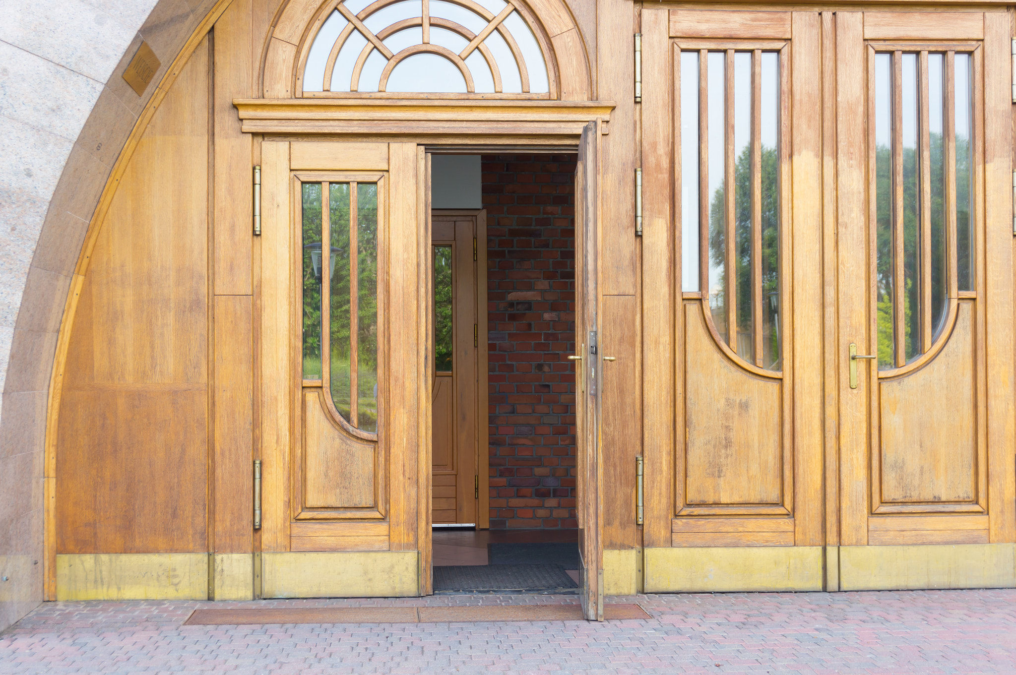 Sony E 16-50mm F3.5-5.6 PZ OSS sample photo. Building entrance photography