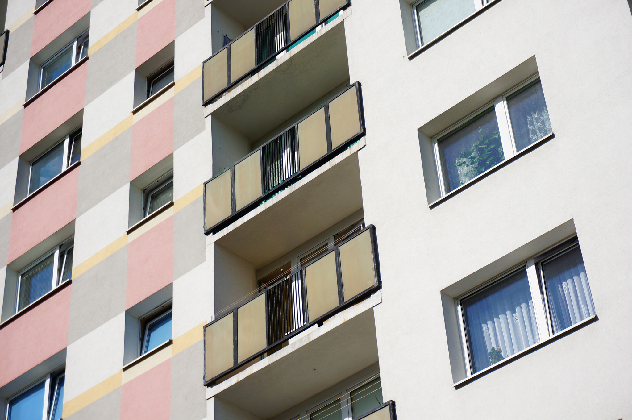 Sony E 16-50mm F3.5-5.6 PZ OSS sample photo. Apartment block photography