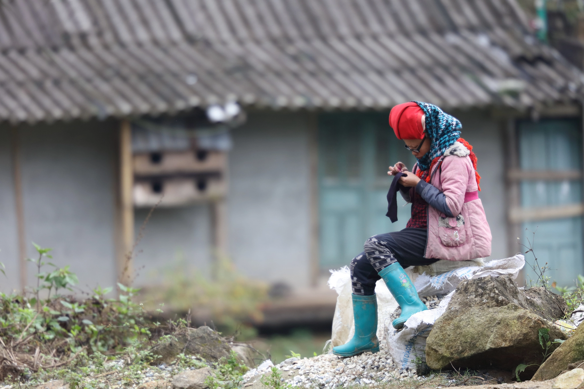 Canon EF 200mm F2L IS USM sample photo. Red dao woman photography
