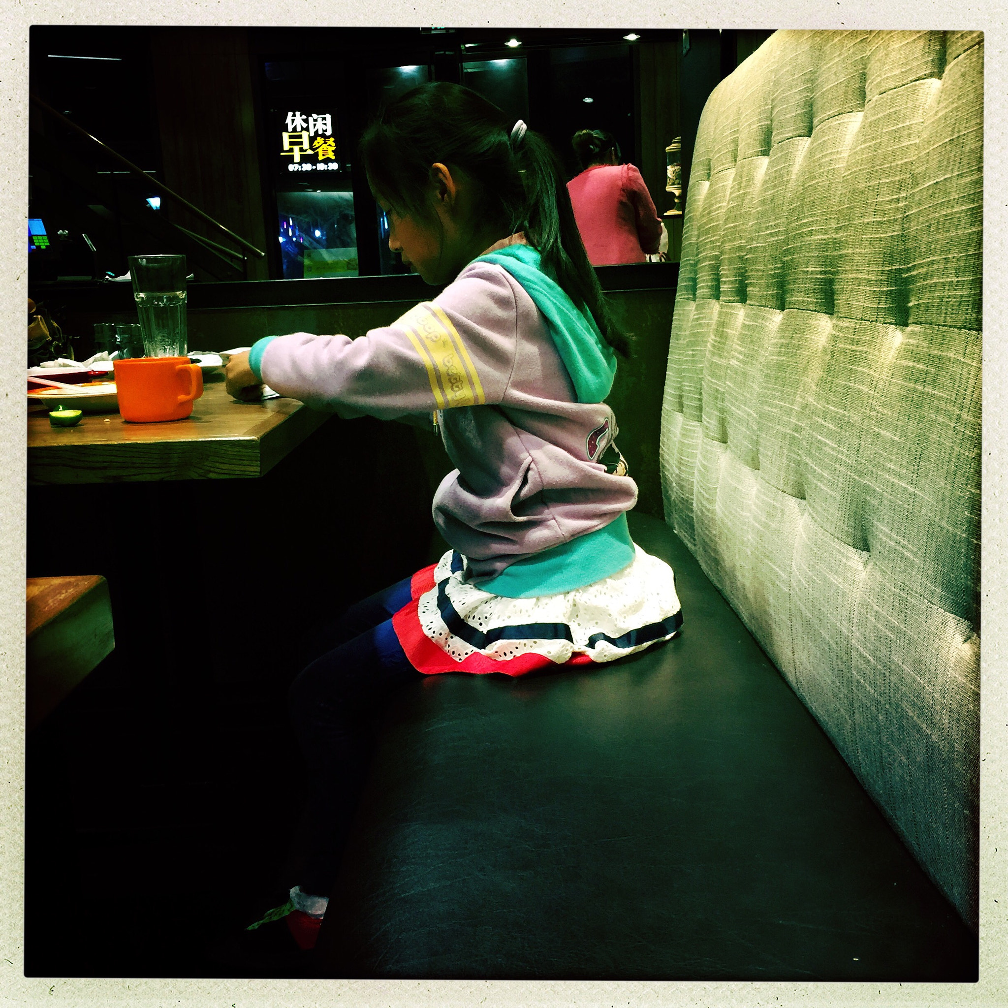 Hipstamatic 305 sample photo. 吃比萨的女孩 photography