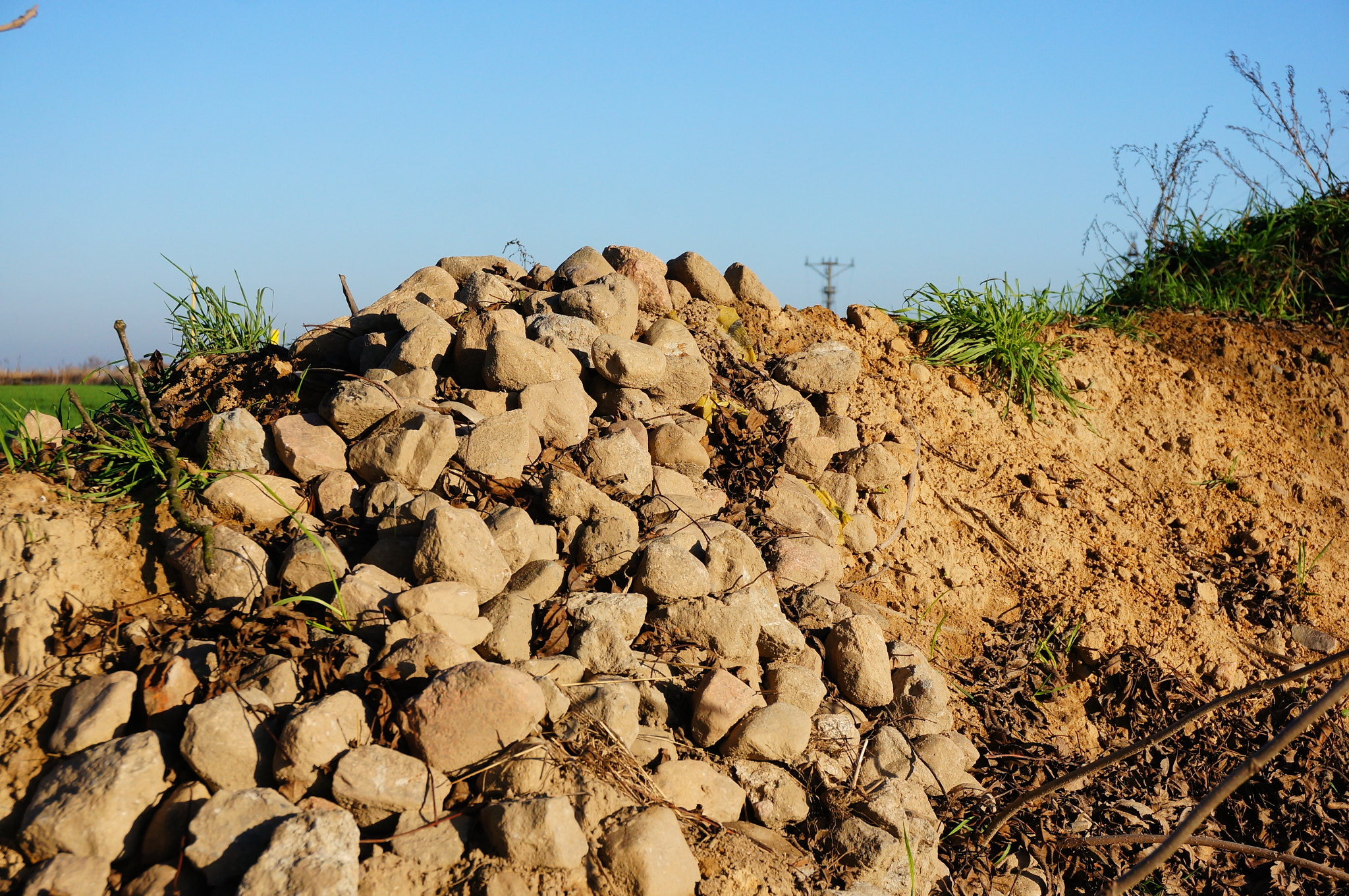 Sony E 16-50mm F3.5-5.6 PZ OSS sample photo. Ground hill photography