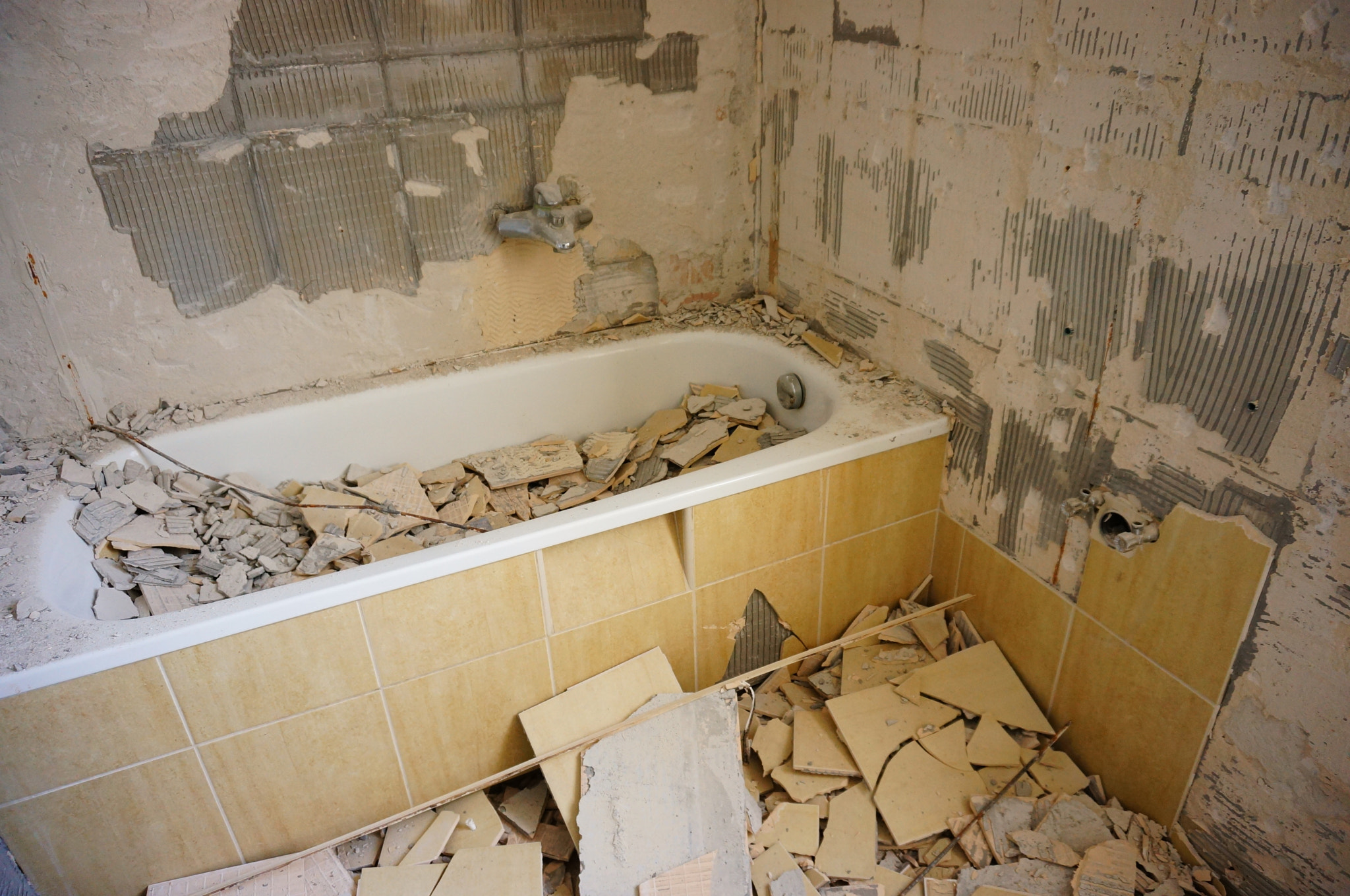 Sony E 16-50mm F3.5-5.6 PZ OSS sample photo. Old bathtub photography