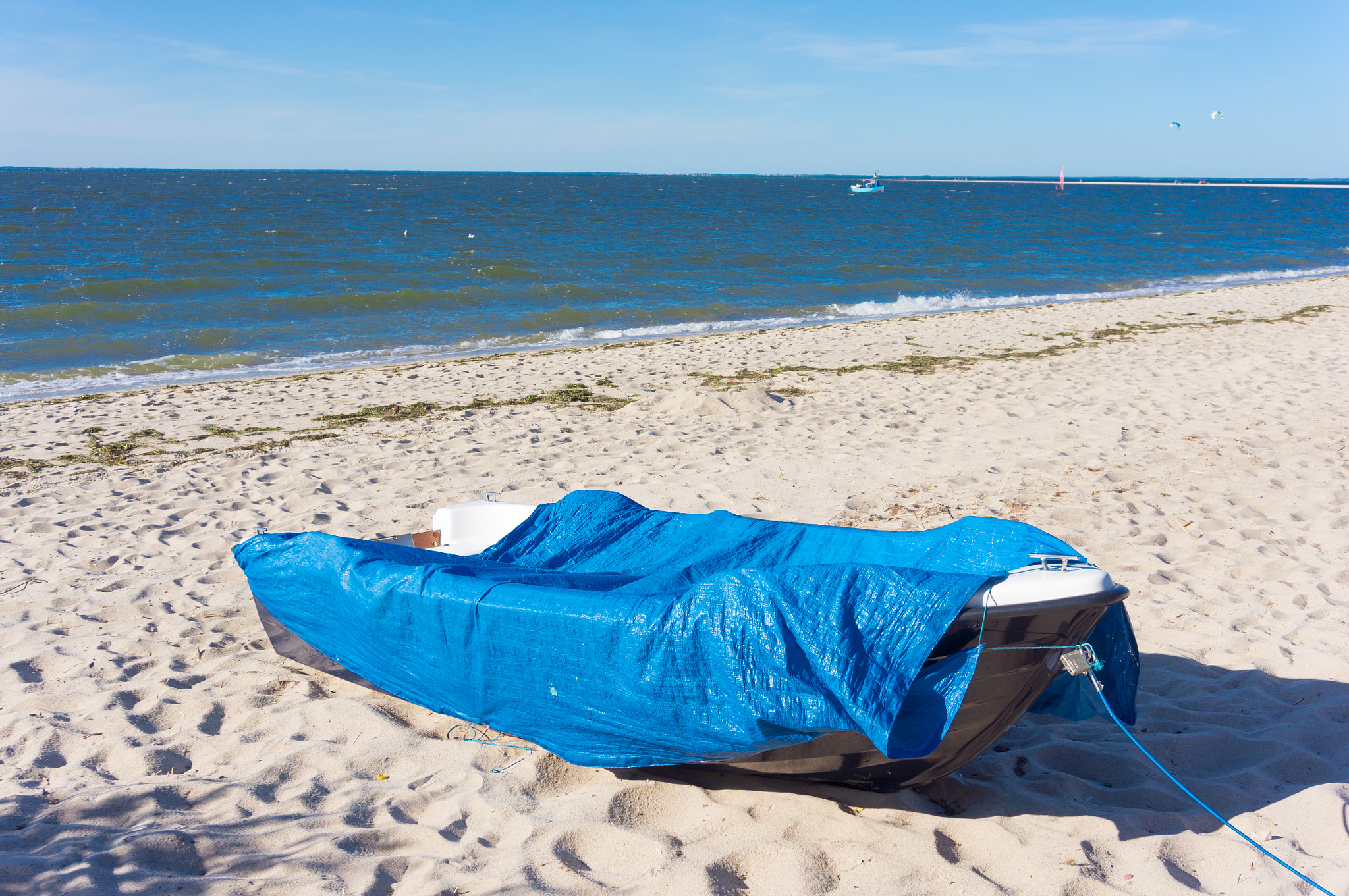 Sony E 16-50mm F3.5-5.6 PZ OSS sample photo. Boat on beach photography