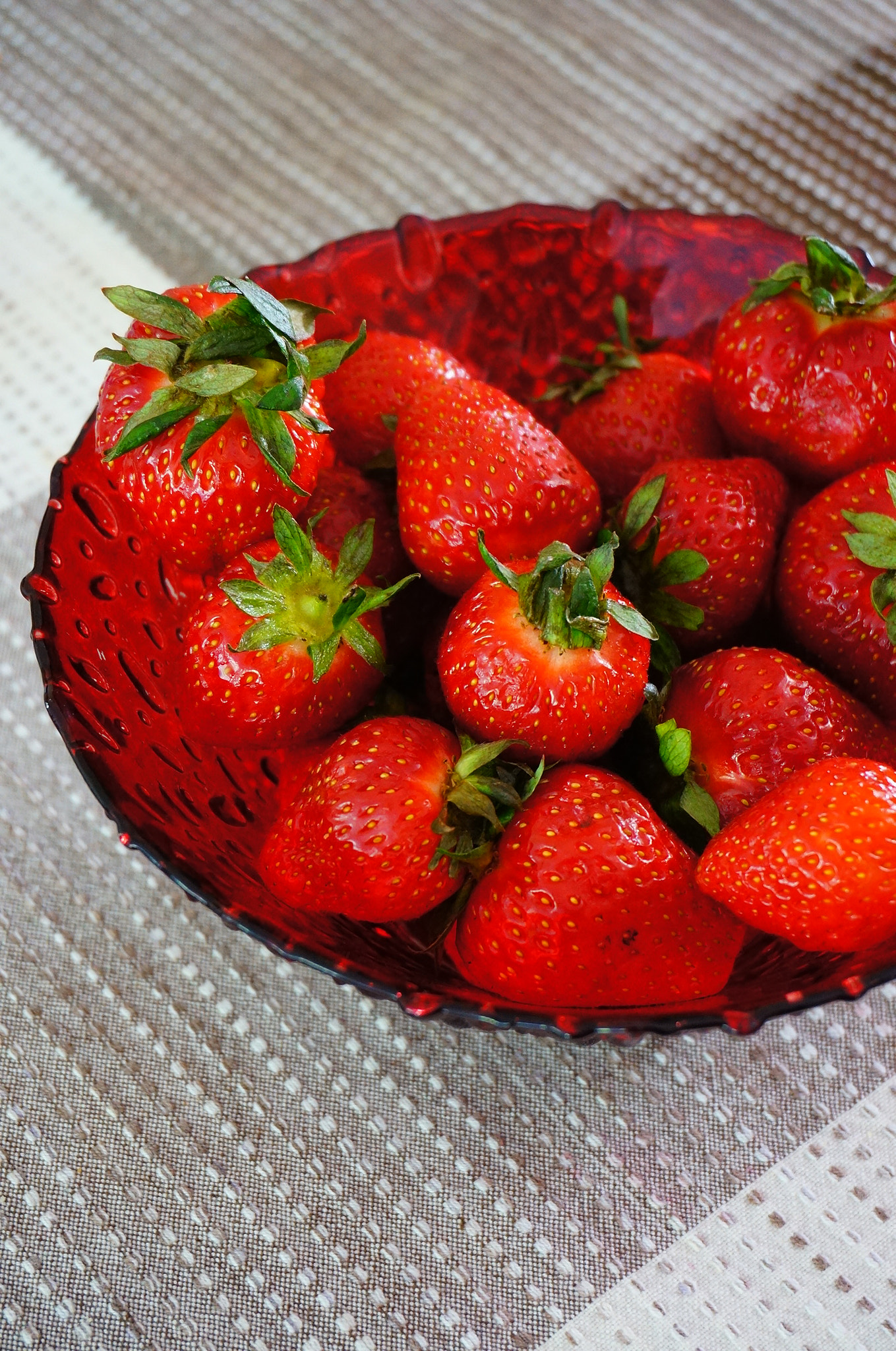 Sony E 16-50mm F3.5-5.6 PZ OSS sample photo. Fresh strawberries photography