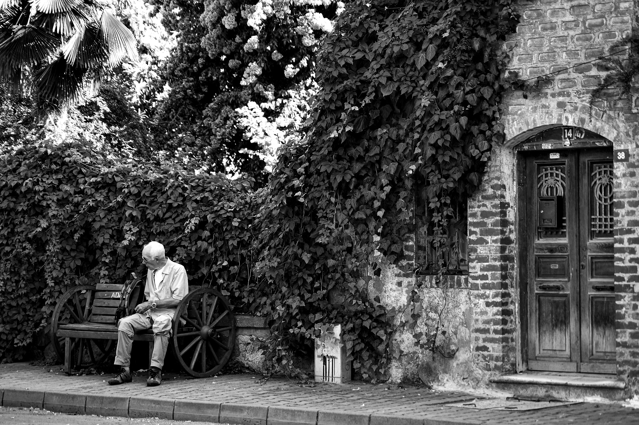 Sony SLT-A57 + Sony DT 55-200mm F4-5.6 SAM sample photo. Old man, old city photography