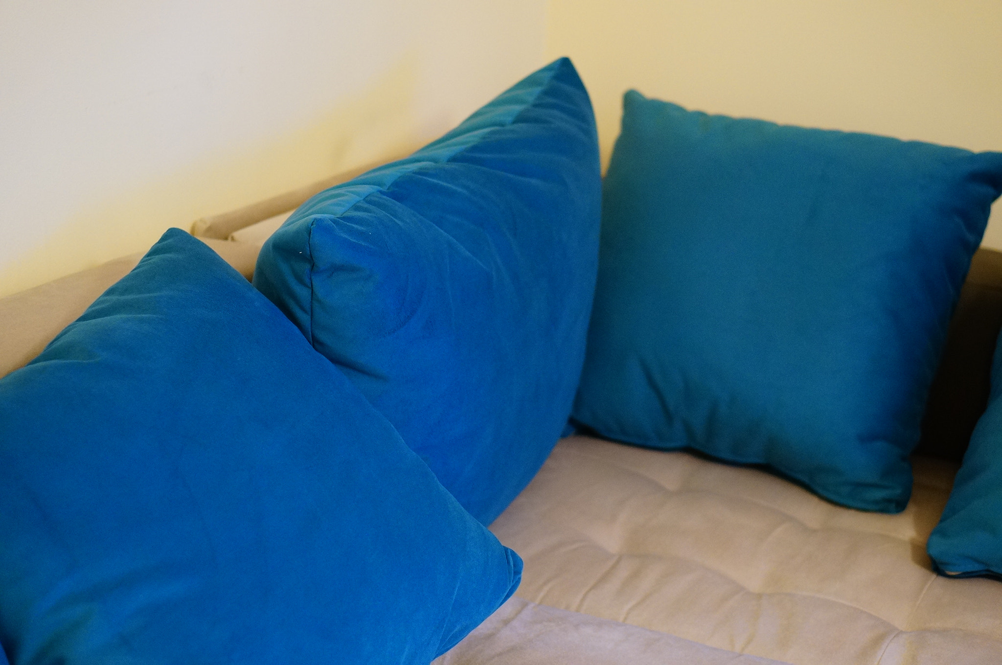 Sony Alpha NEX-6 + Sony E 50mm F1.8 OSS sample photo. Blue pillows photography