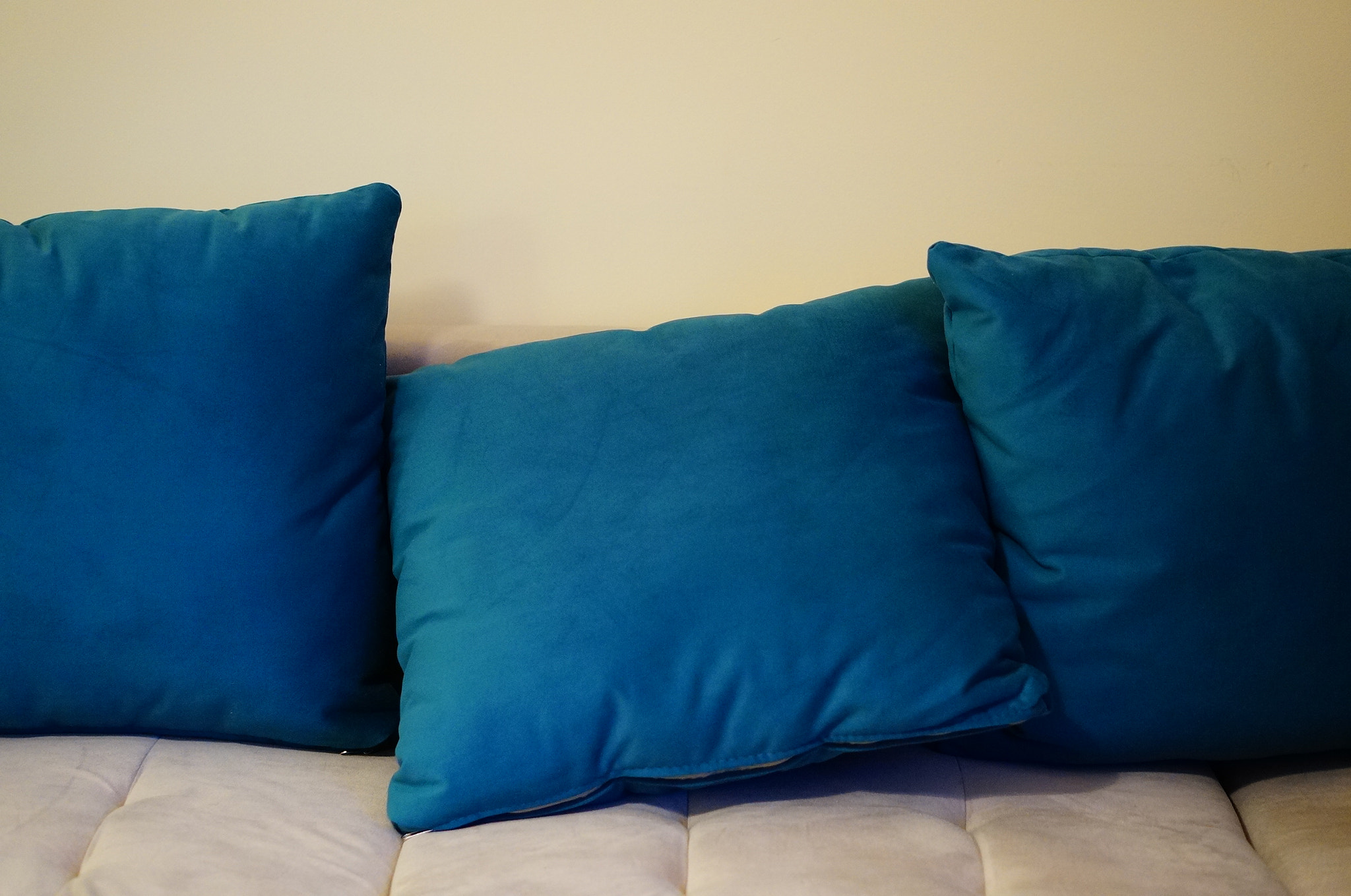 Sony Alpha NEX-6 + Sony E 50mm F1.8 OSS sample photo. Blue pillows photography