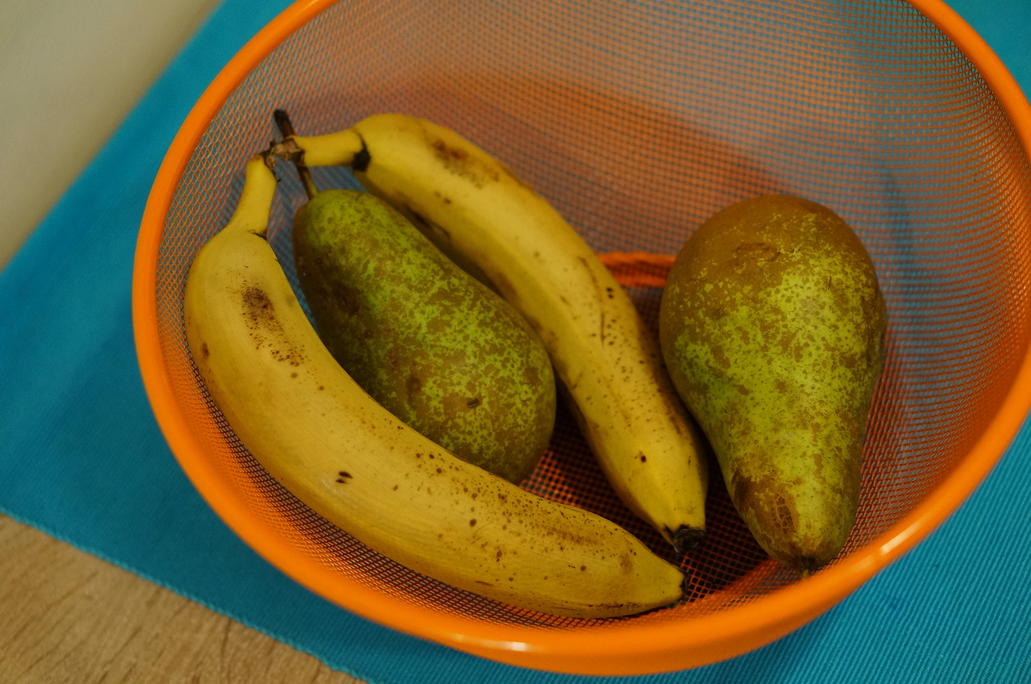 Sony Alpha NEX-6 + Sony E 50mm F1.8 OSS sample photo. Bananas and pears photography