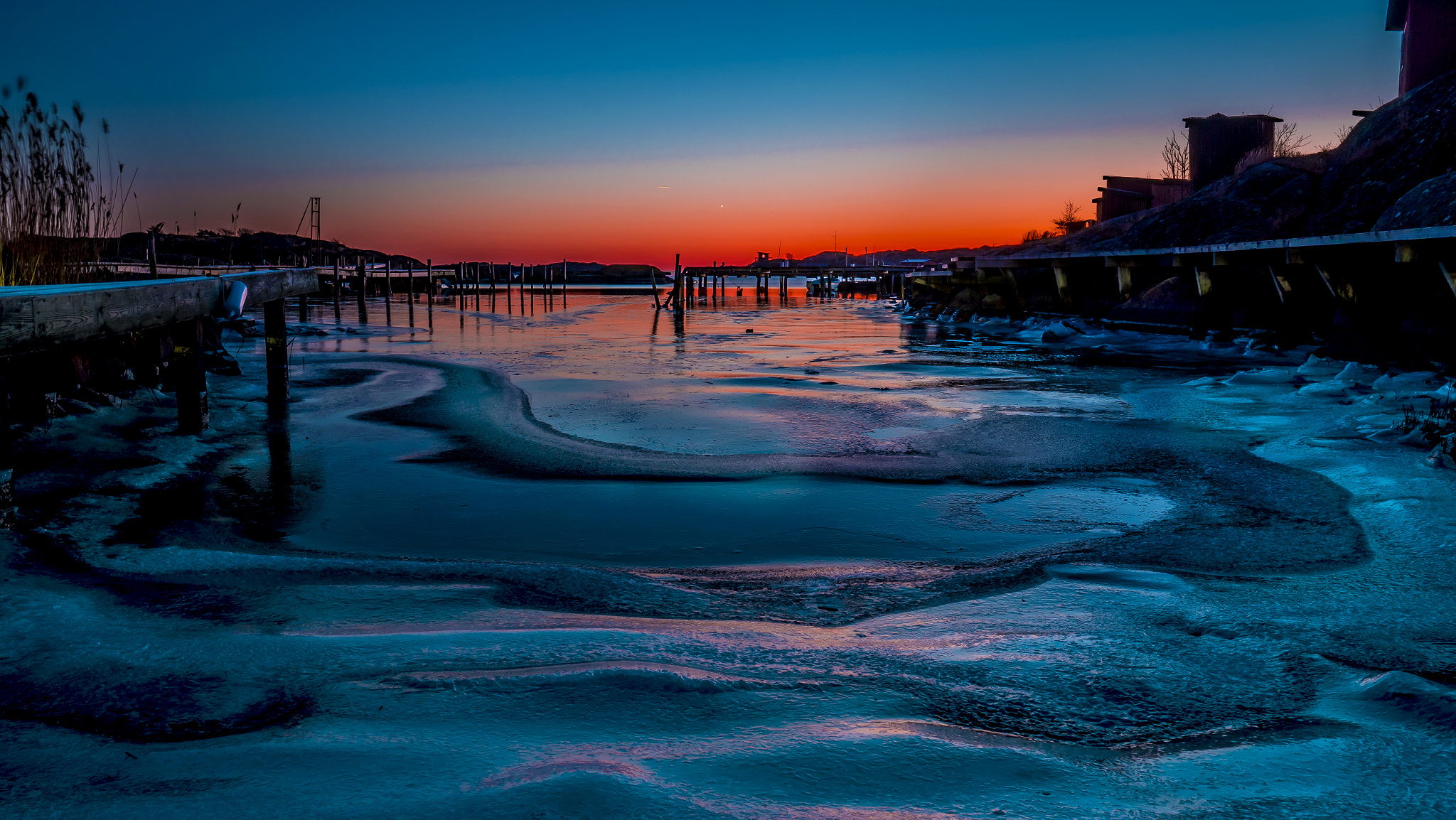 Panasonic Lumix DMC-GX8 + Olympus M.Zuiko Digital ED 7-14mm F2.8 PRO sample photo. Frozen sea sunset photography