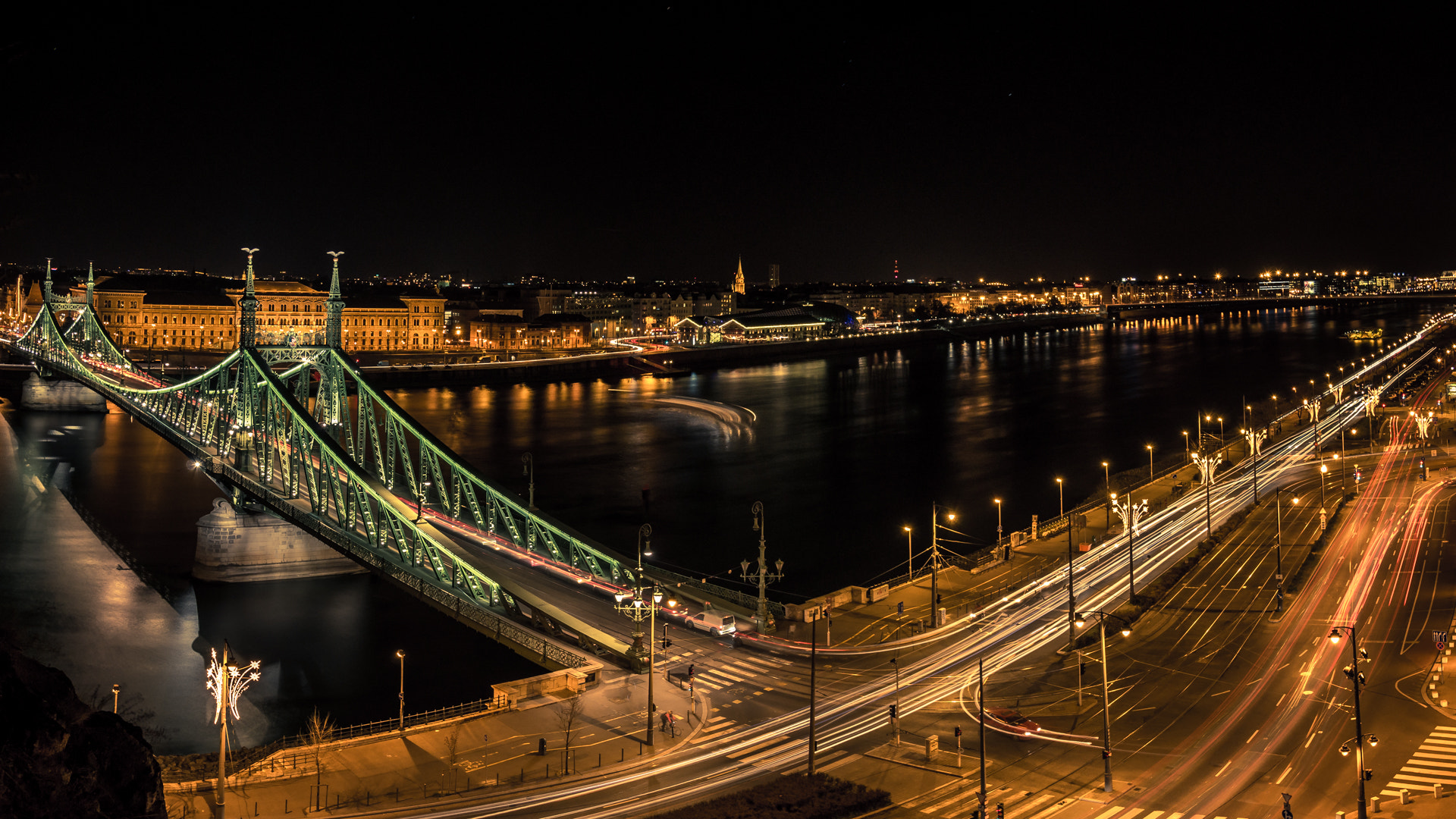 Panasonic Lumix DMC-GX7 + Panasonic Lumix G 14mm F2.5 ASPH sample photo. Budapest, liberty bridge by night photography