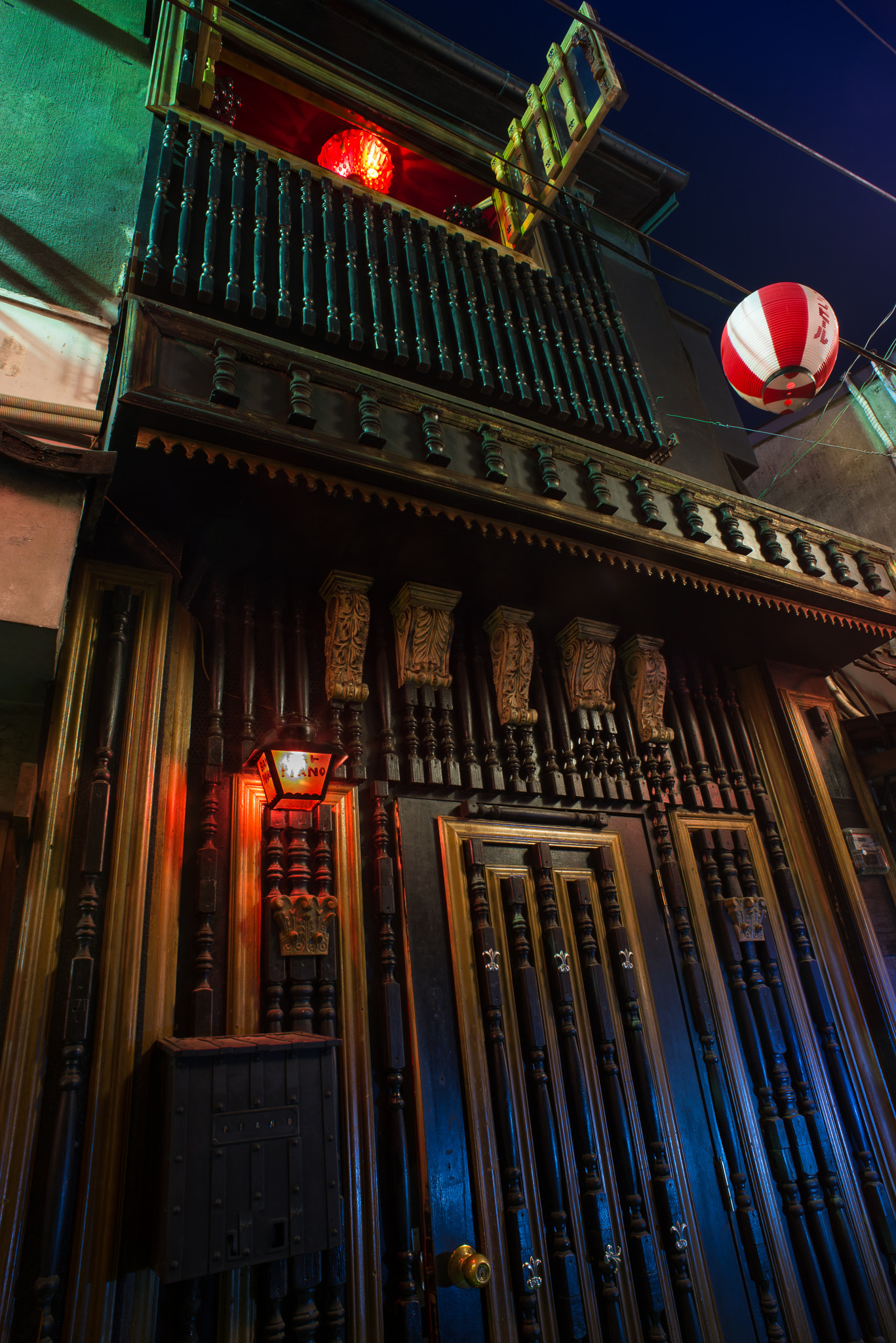 Nikon D600 + Nikon AF Nikkor 20mm F2.8D sample photo. Piano bar photography