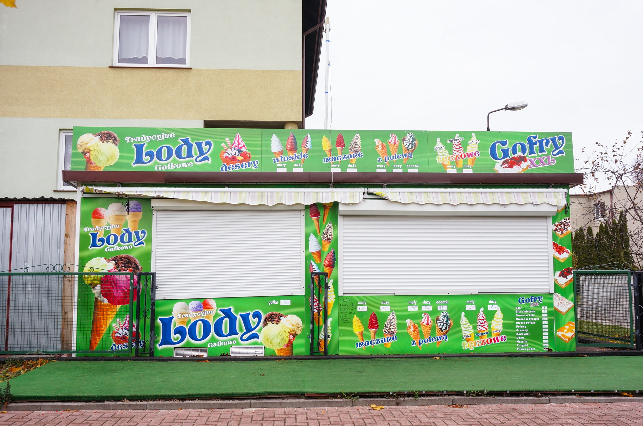 Sony E 16-50mm F3.5-5.6 PZ OSS sample photo. Closed ice stand photography