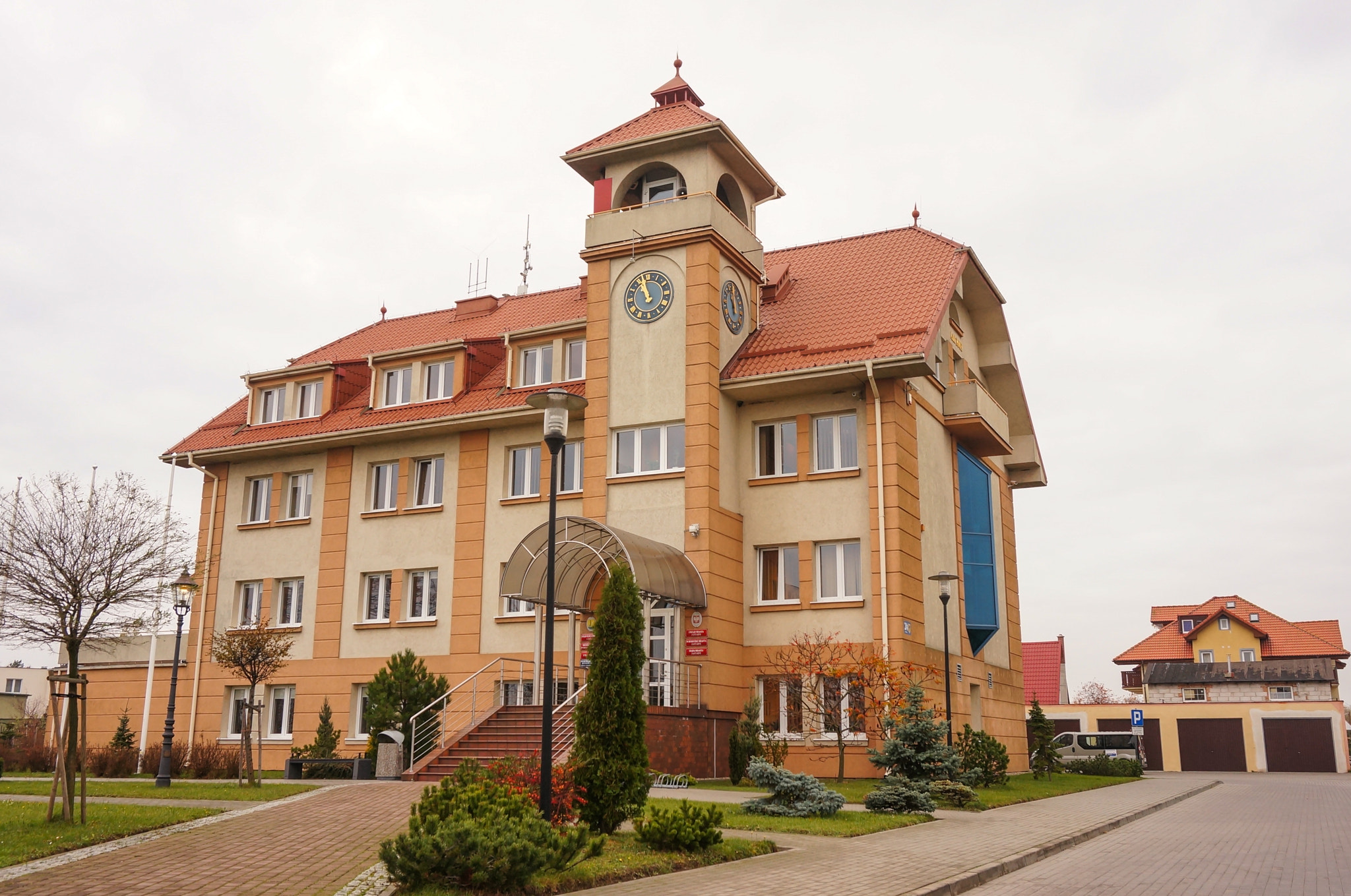 Sony E 16-50mm F3.5-5.6 PZ OSS sample photo. Building with clock tower photography