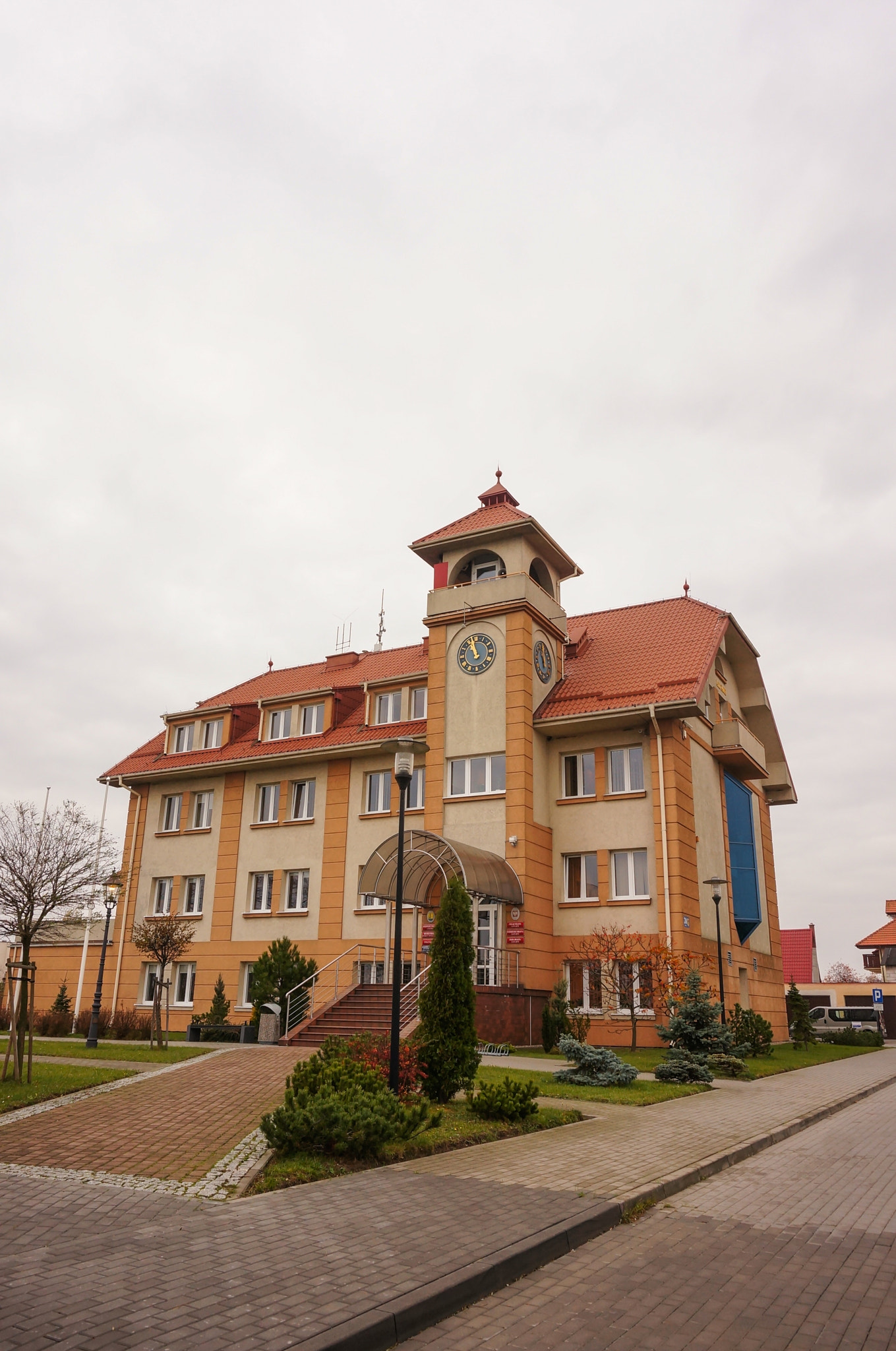 Sony E 16-50mm F3.5-5.6 PZ OSS sample photo. Building with clock tower photography