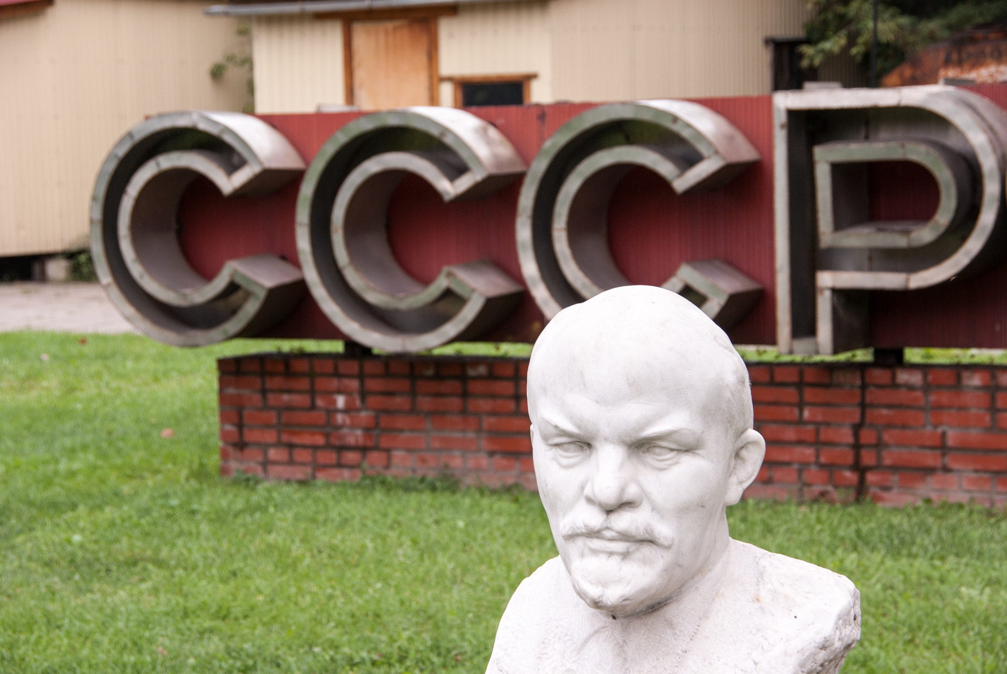 Pentax K10D sample photo. Lenin with cccp logo photography