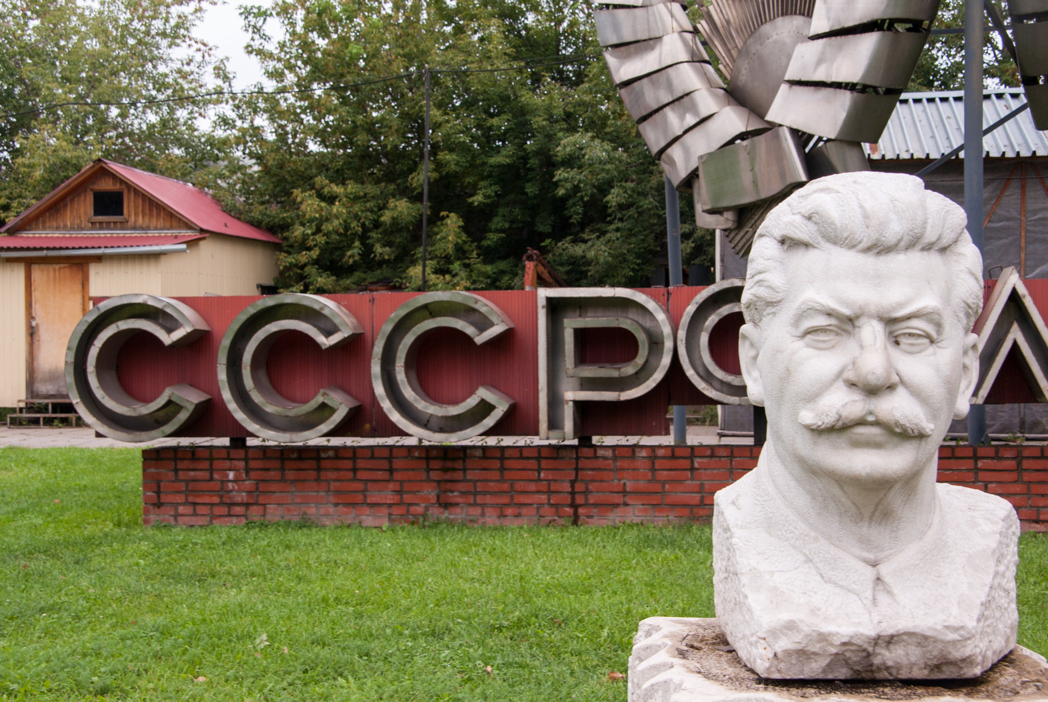 Pentax K10D + Pentax smc DA 18-250mm F3.5-6.3 sample photo. Stalin with cccp logo photography