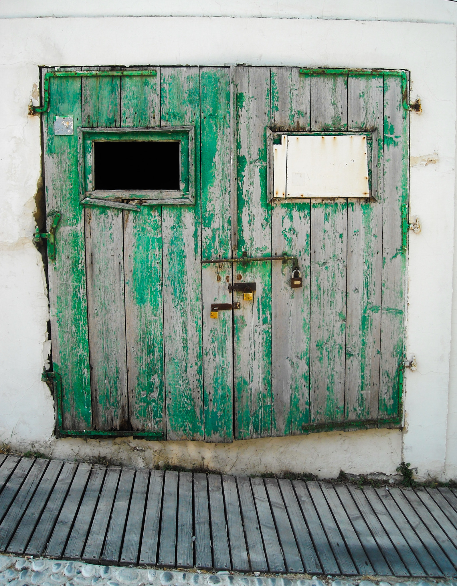 Nikon Coolpix L18 sample photo. Green door, three locks photography