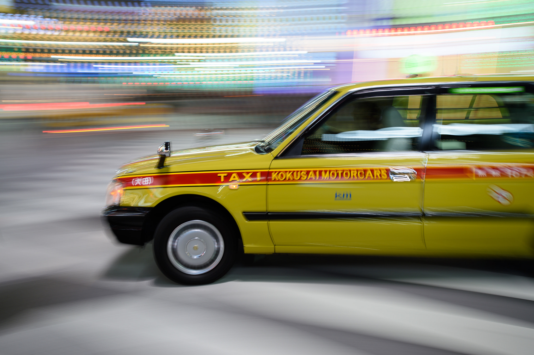 Nikon AF-S Nikkor 17-35mm F2.8D ED-IF sample photo. Taxi photography