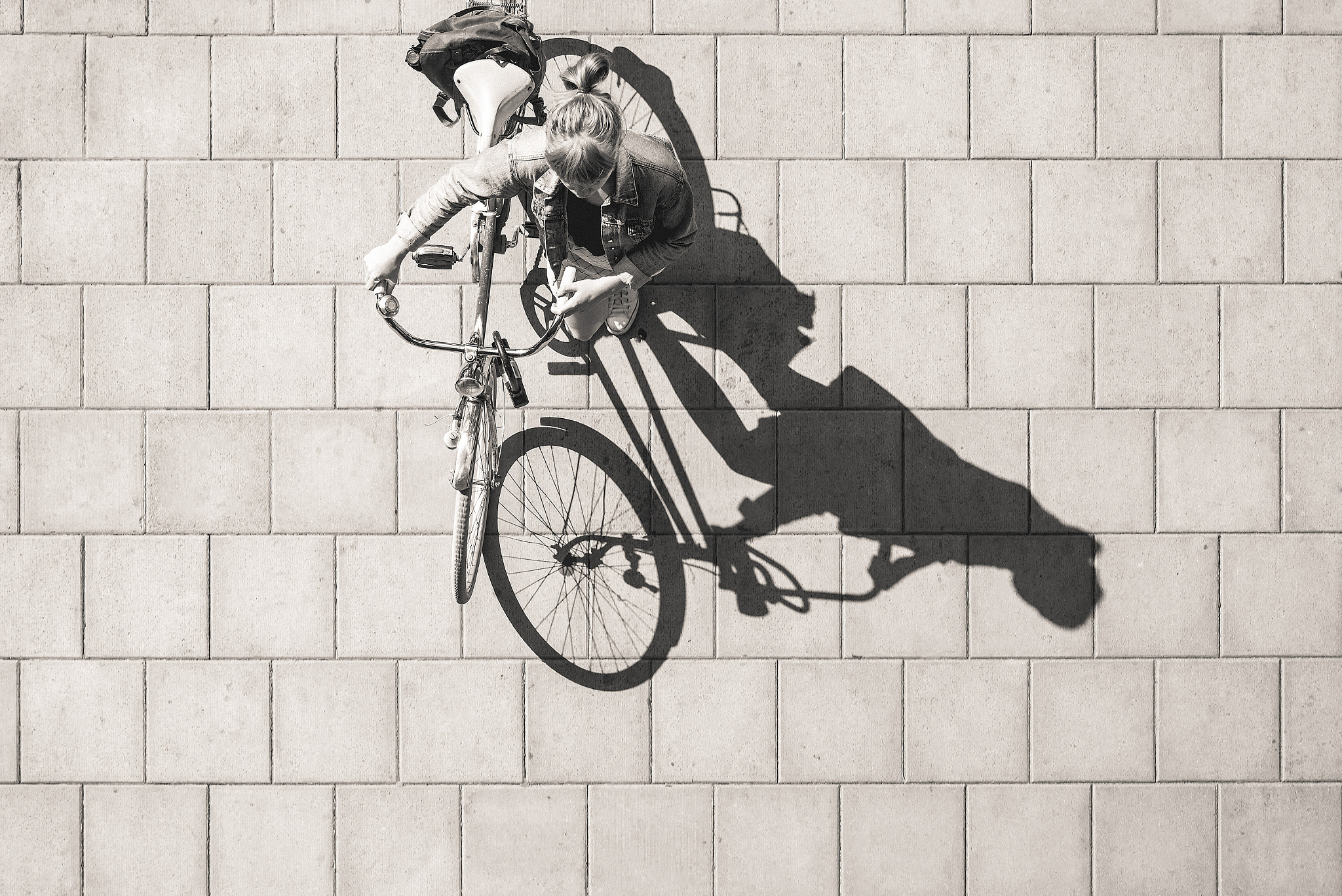 Nikon D800 + AF Zoom-Nikkor 35-70mm f/2.8 sample photo. Chica caminando con bici photography