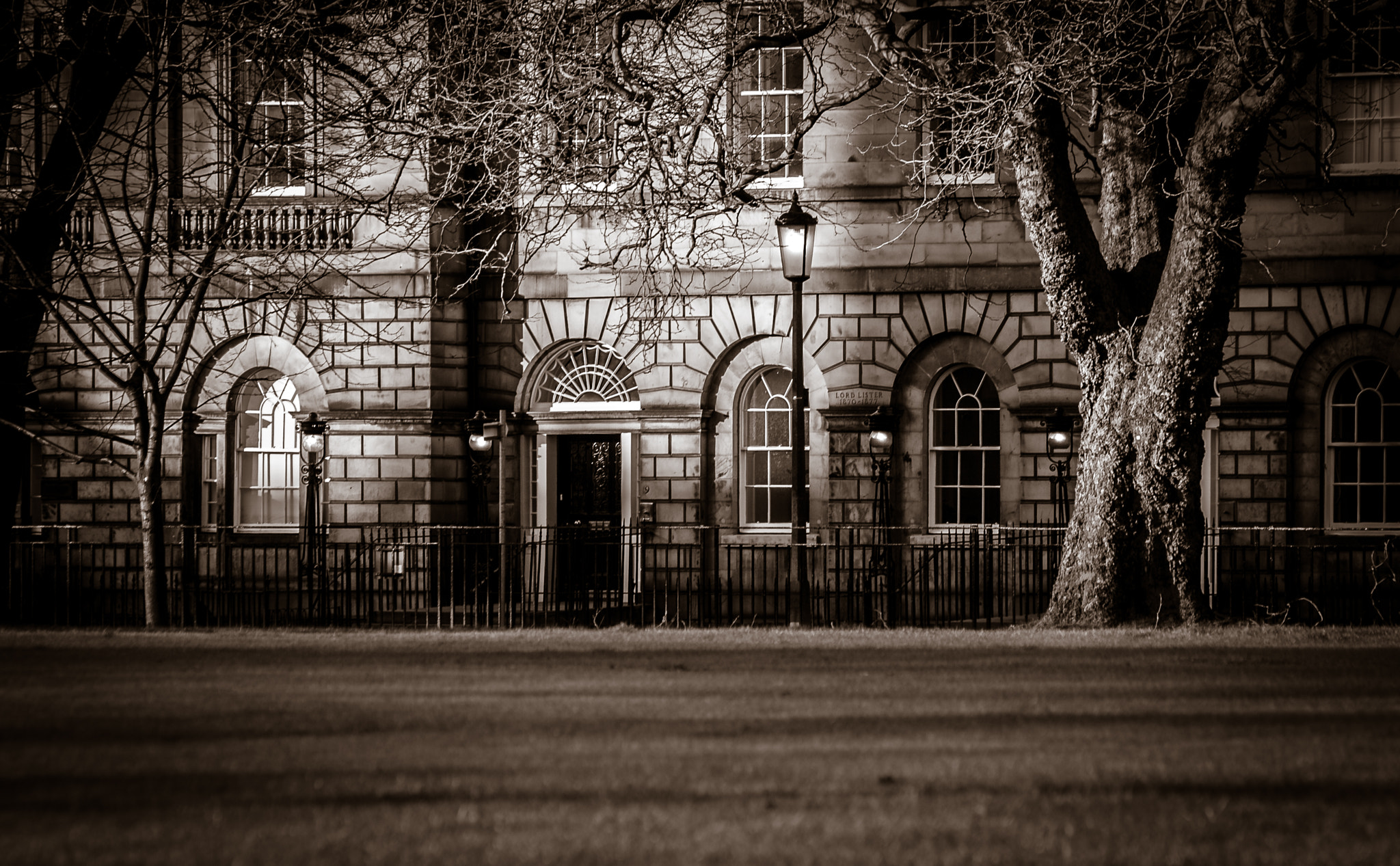 Canon EOS-1D Mark II N sample photo. Edinburgh in winter photography