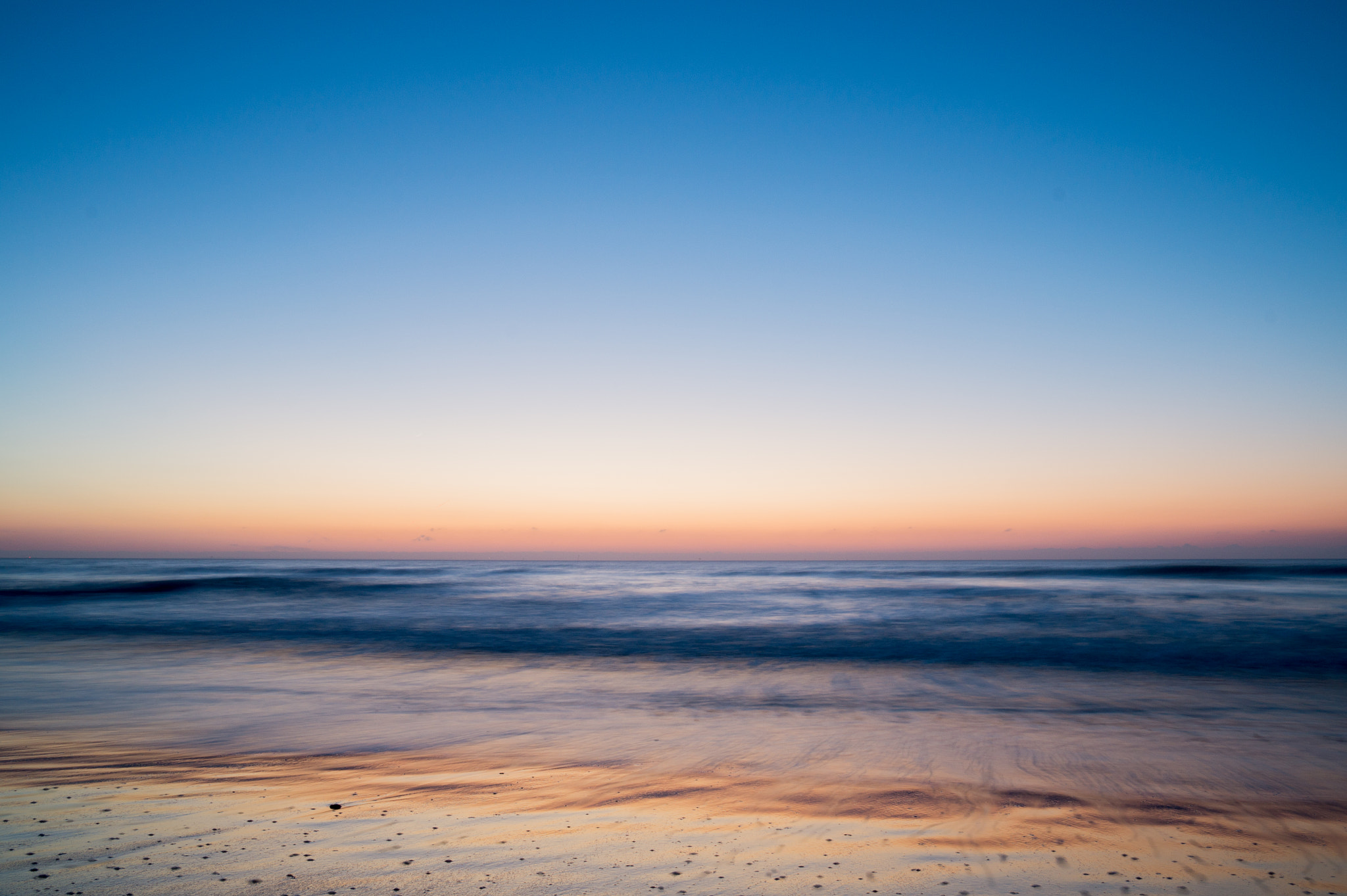 Sony Alpha a5000 (ILCE 5000) + Sigma 19mm F2.8 EX DN sample photo. Minimalistic sunset photography