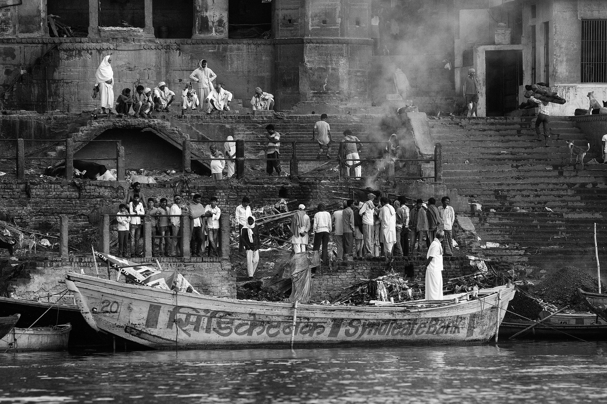 Canon EOS 650D (EOS Rebel T4i / EOS Kiss X6i) + Canon EF 70-200mm F4L USM sample photo. Manikarnika ghat photography