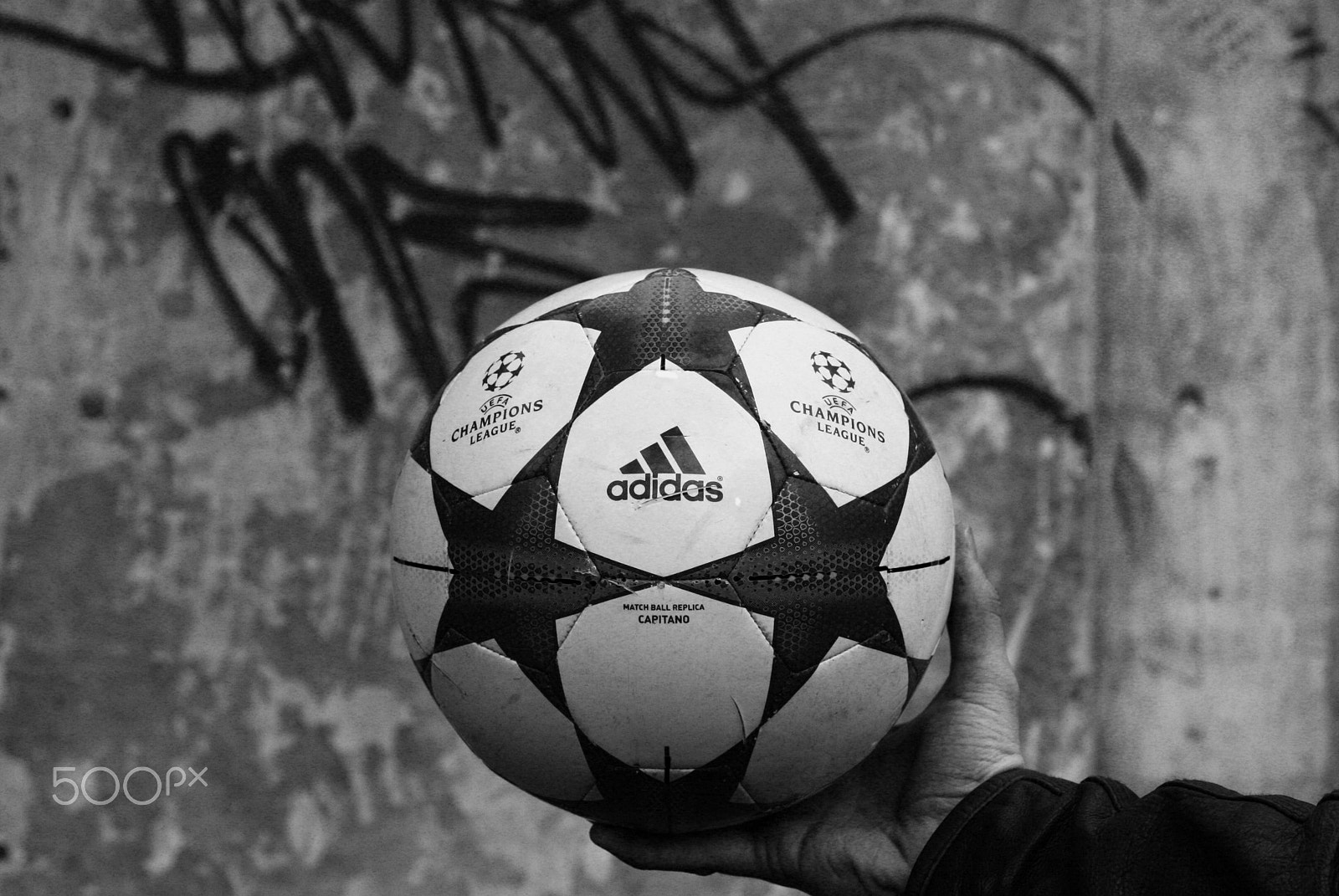 Canon EOS-1D Mark III + Canon EF 28-105mm f/3.5-4.5 USM sample photo. Black and white football photography