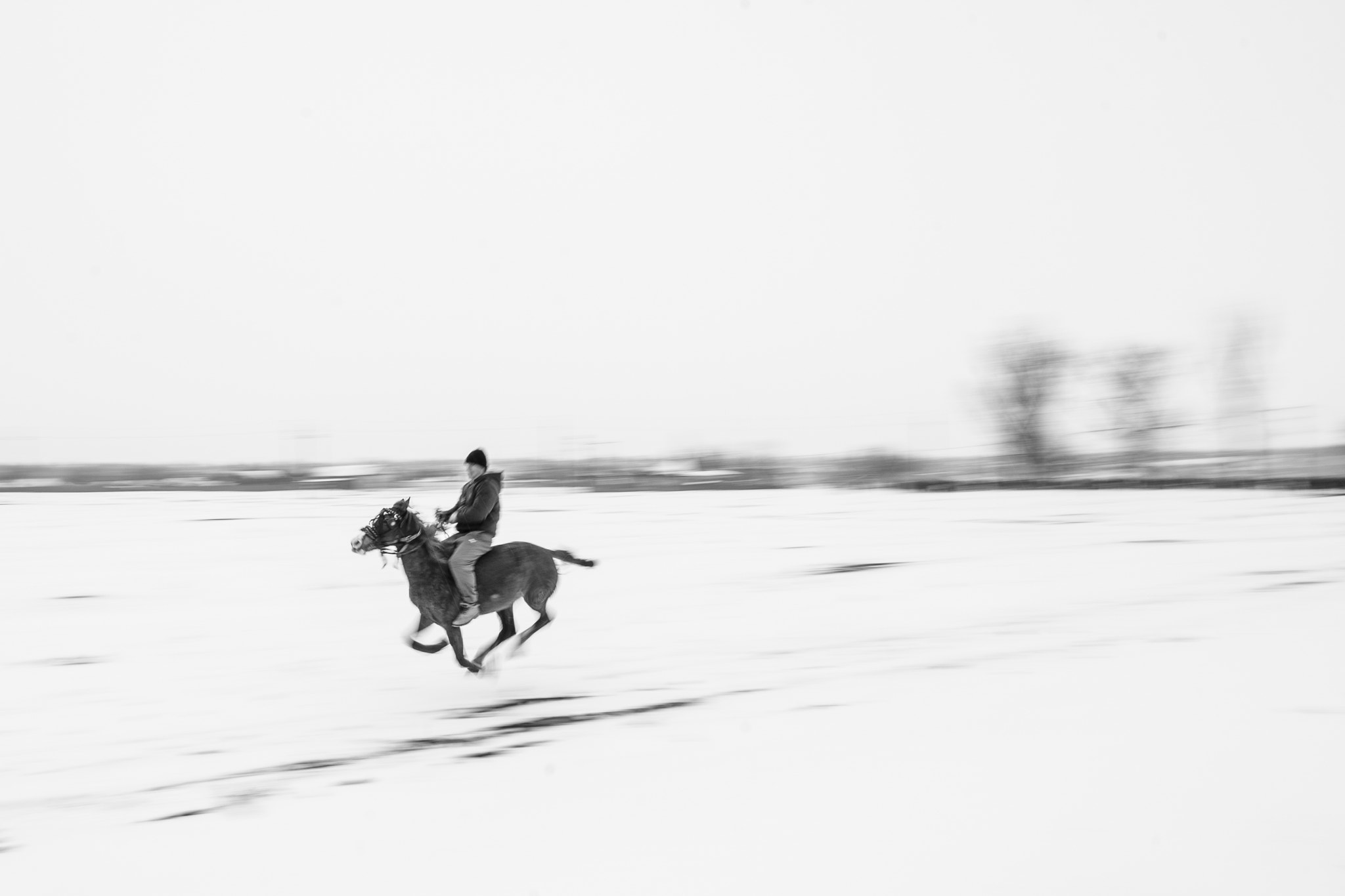 E 21mm F2.8 sample photo. Horse racing in the villages of romania photography