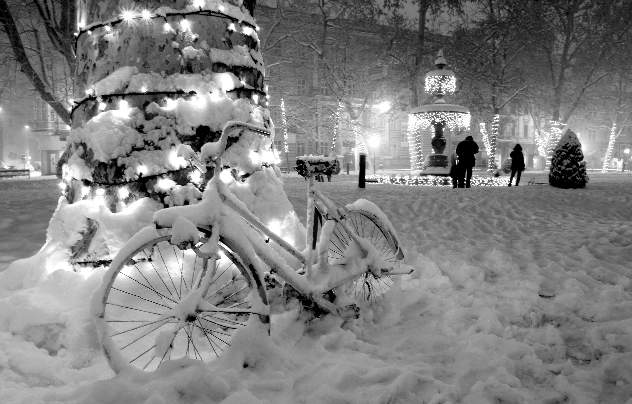 Sony Alpha DSLR-A580 + Minolta AF 17-35mm F2.8-4 (D) sample photo. Winter in zagreb photography