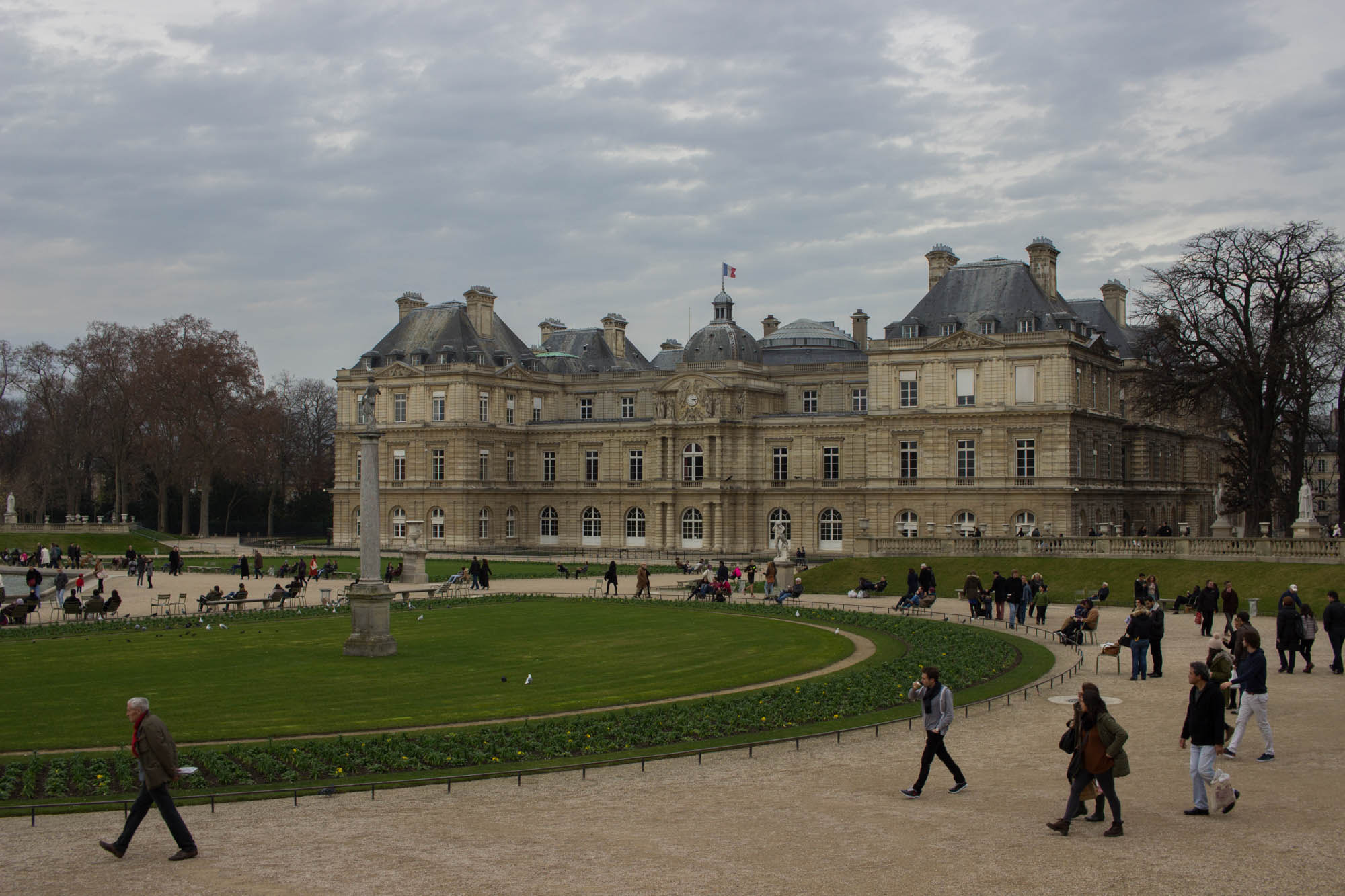 Canon EOS 600D (Rebel EOS T3i / EOS Kiss X5) + Canon EF-S 24mm F2.8 STM sample photo. Jardin du luxembourg photography
